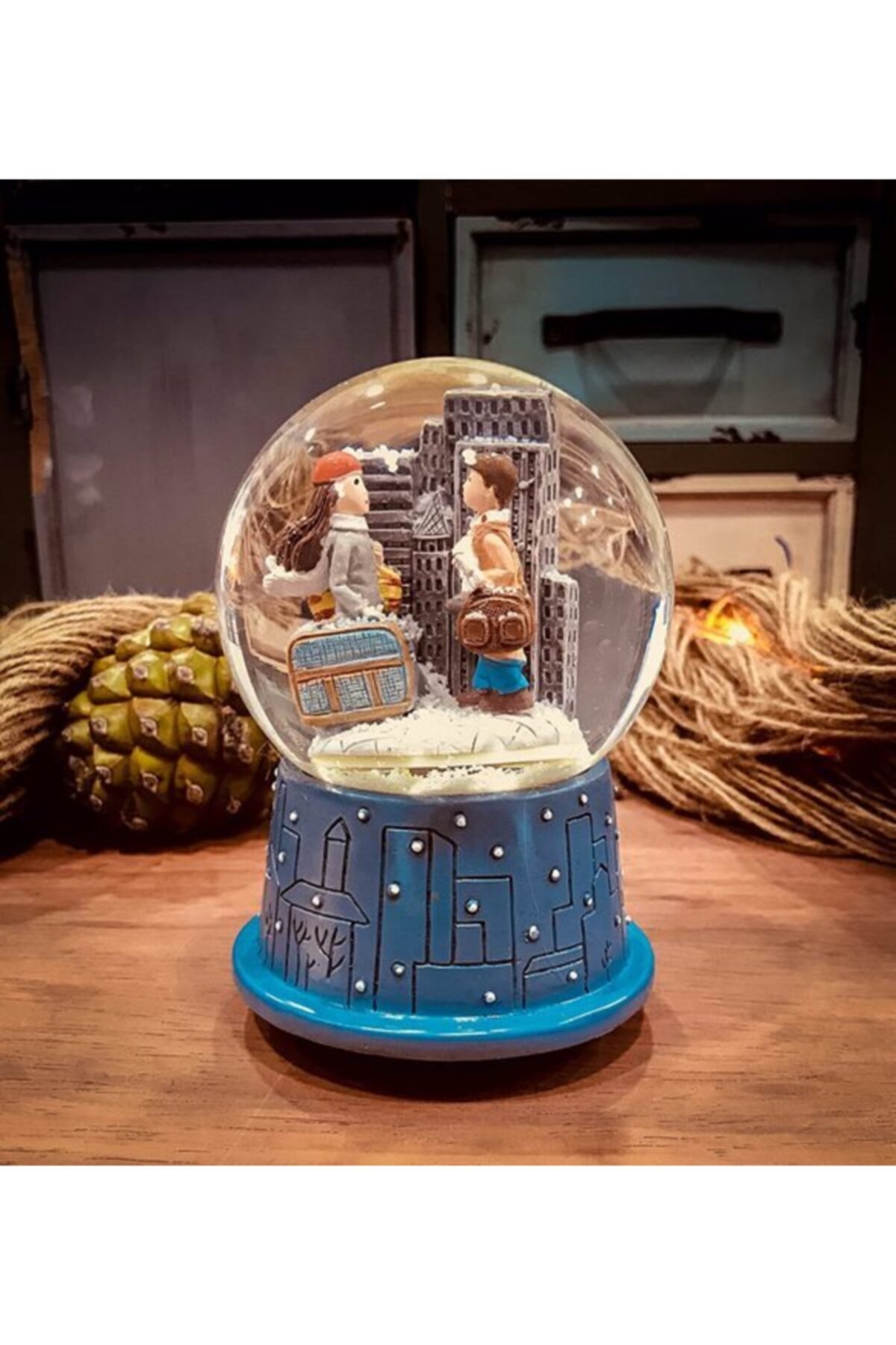 BENT Caddede Romantik Rastlantı Büyük Boy Müzikli Otomatik Kar Püskürten Kar Küresi