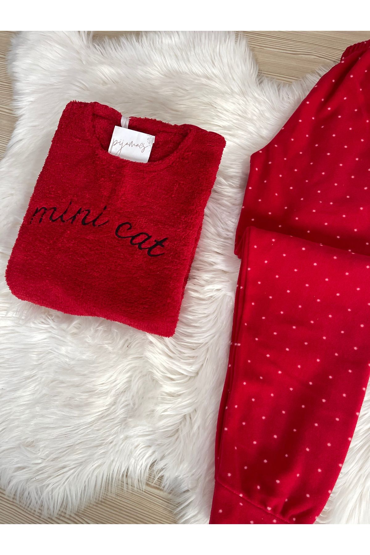 Kırmızı Mini Cat Desenli Ön Peluş Detaylı Polar Pijama Takımı