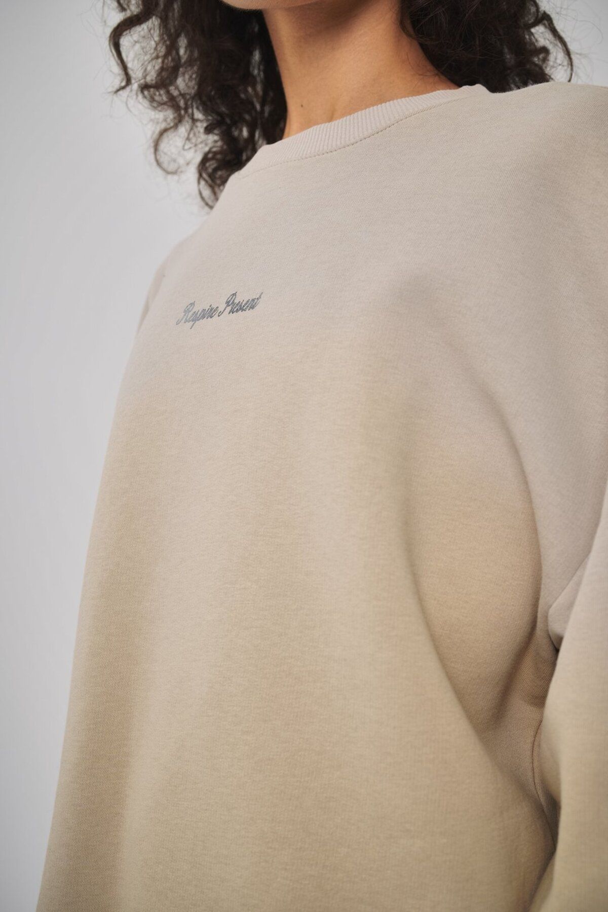 Kadın Oversize Respire Present Yazılı Sweatshirt