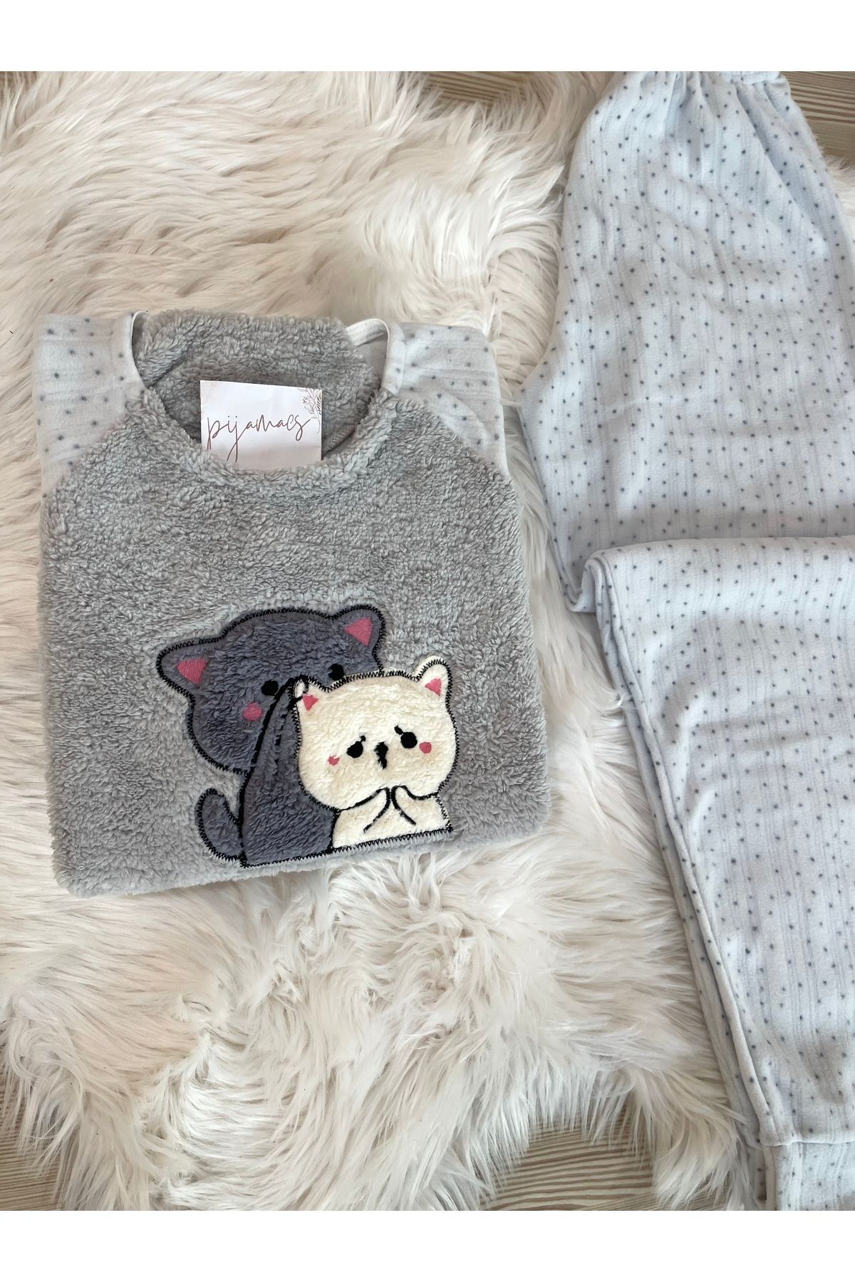 Gri Kedicik Desenli Ön Peluş Detaylı Polar Pijama Takımı