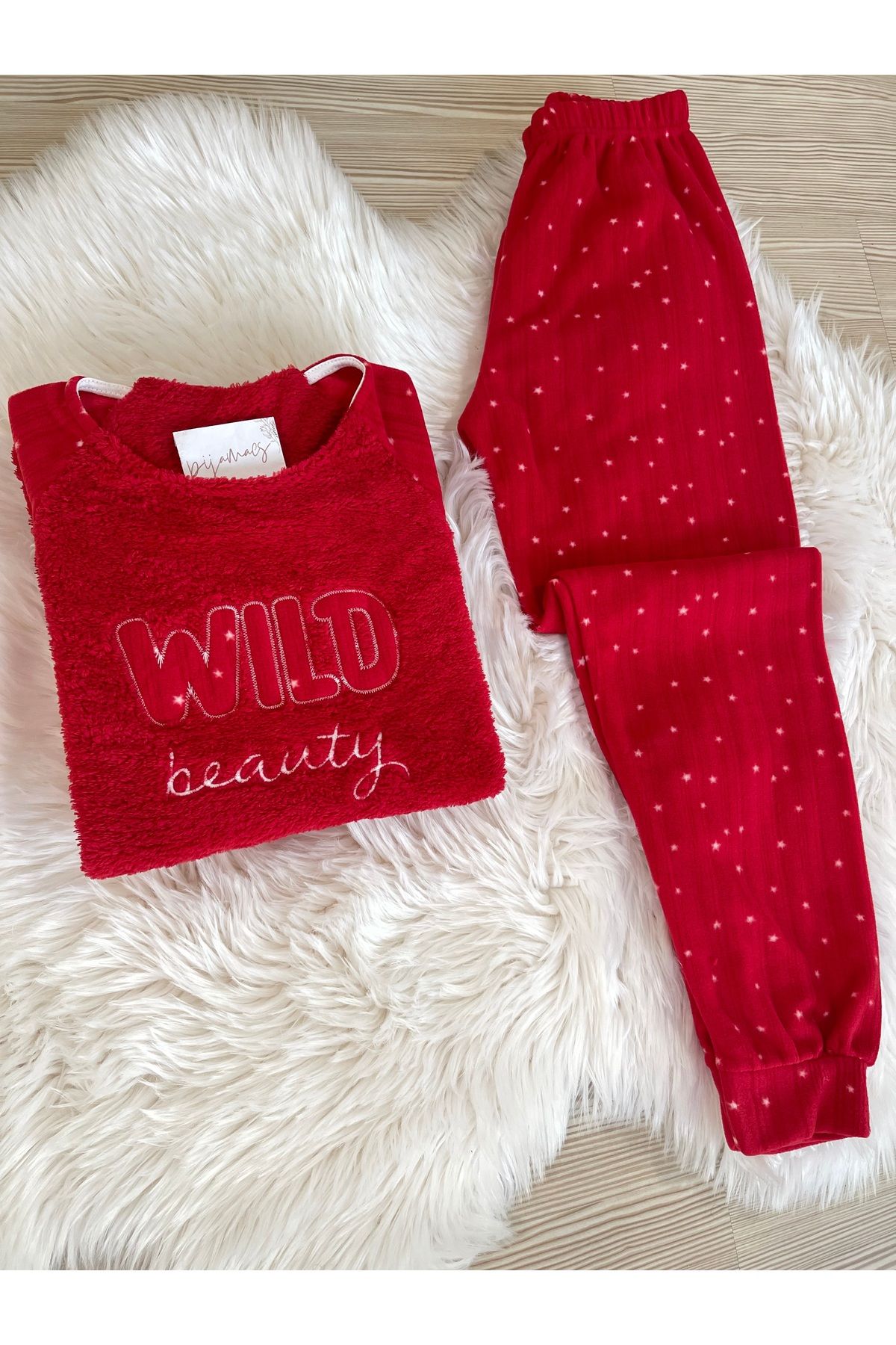 Kırmızı Wild Desenli Ön Peluş Detaylı Polar Pijama Takımı