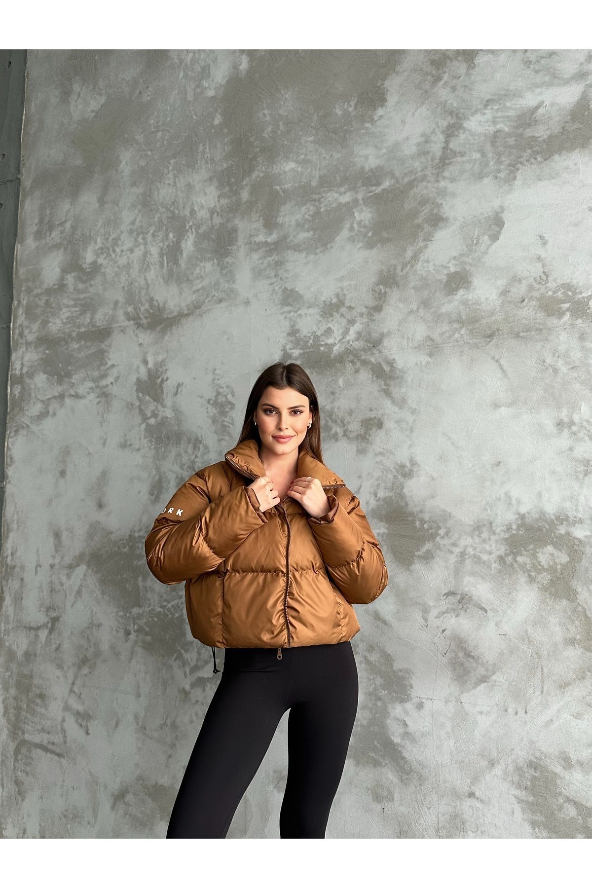 Dik Yaka Kol Baskılı Beli Lastikli Şişme Puffer Crop Mont