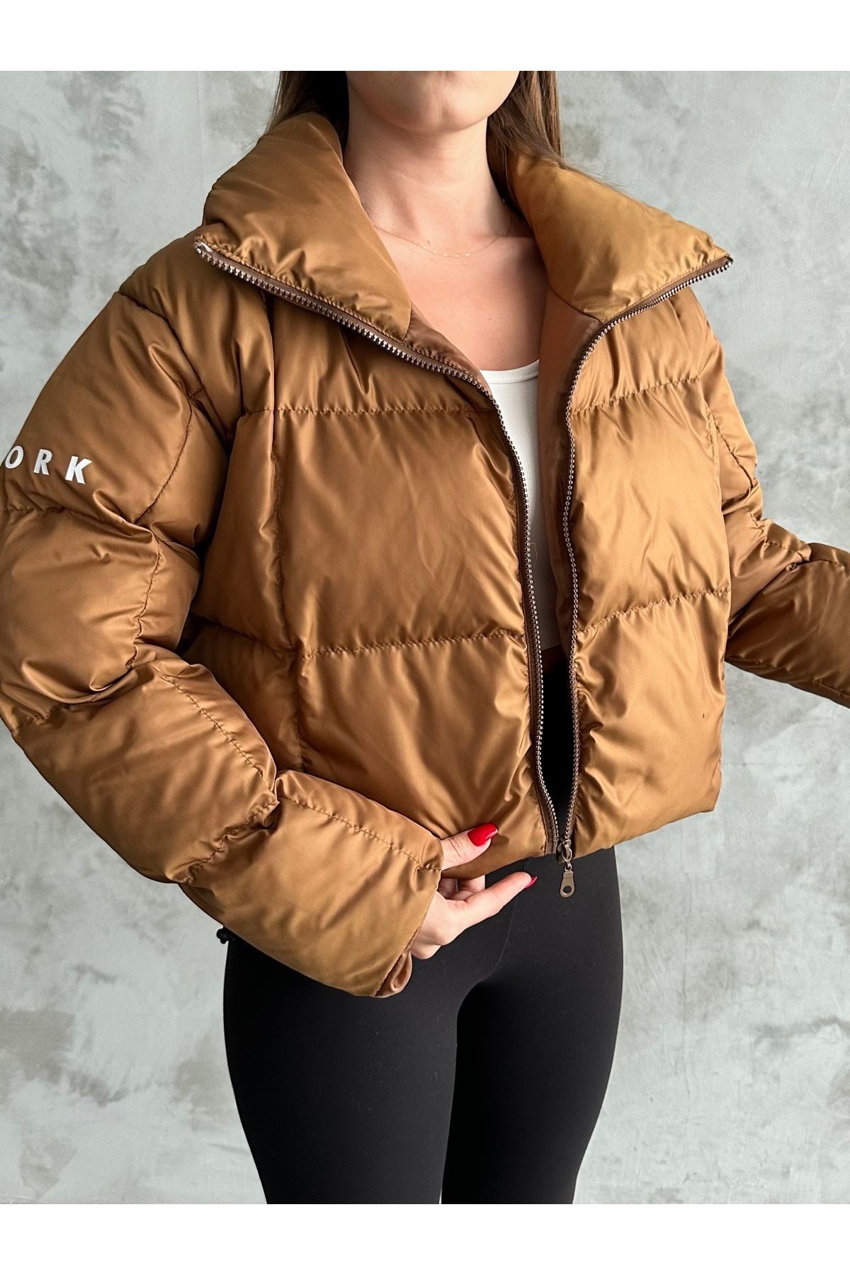 Dik Yaka Kol Baskılı Beli Lastikli Şişme Puffer Crop Mont