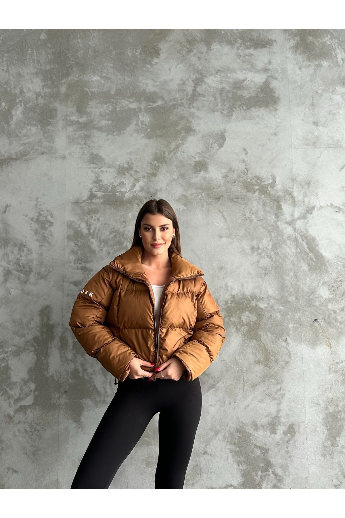 Dik Yaka Kol Baskılı Beli Lastikli Şişme Puffer Crop Mont