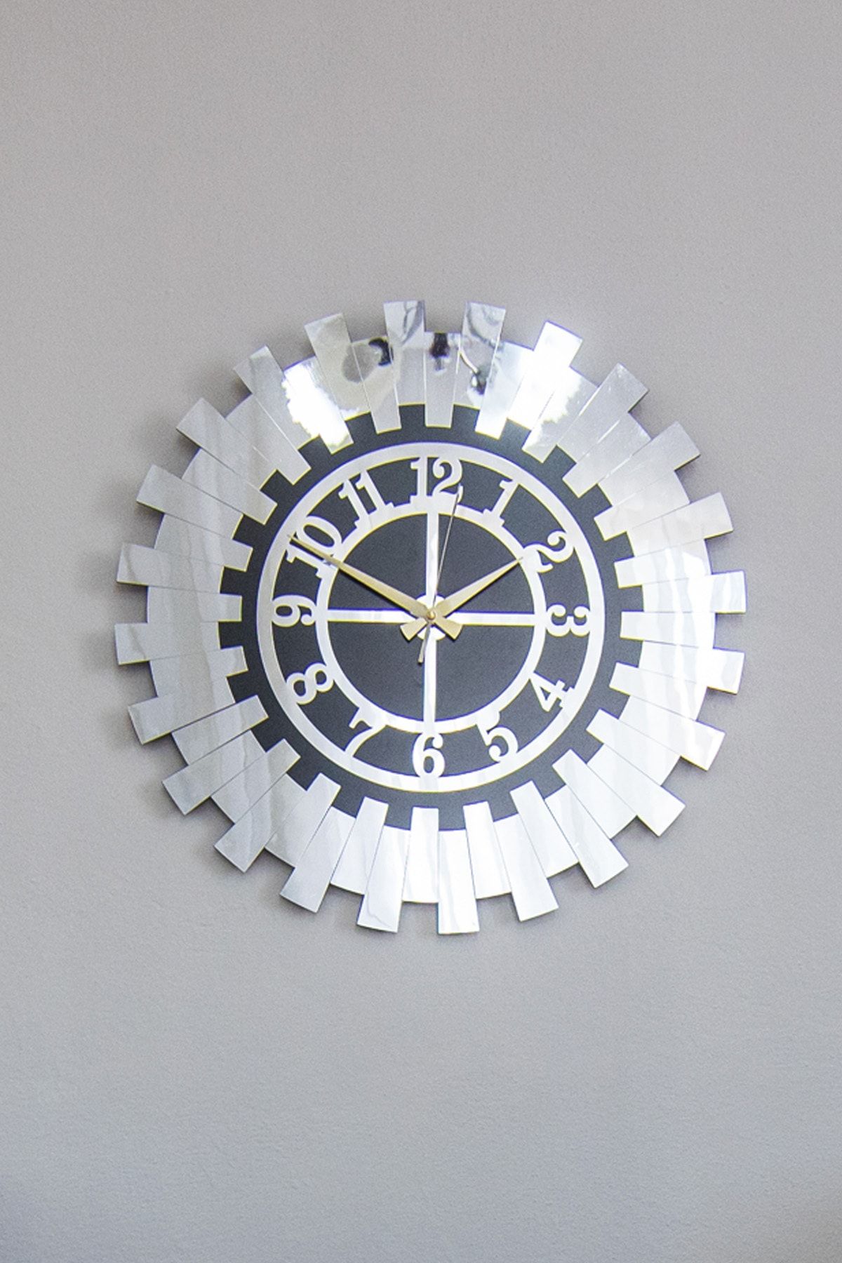 Tuba Design Büyük Gümüş Dekoratif Duvar Saati Mdf Üzeri Aynalı Pleksi Türkçe Rakamlı 60x60 Cm Saat