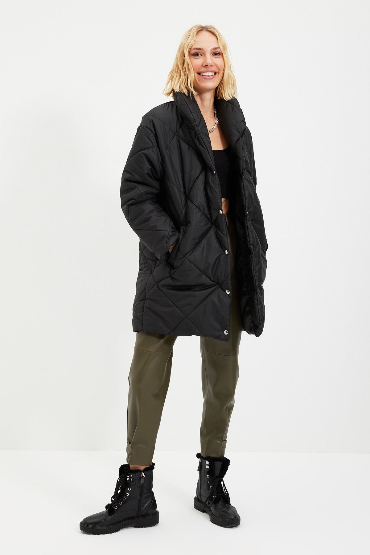 TRENDYOLMİLLA Siyah Oversize Kapitone Şişme Mont TWOAW22MO0069