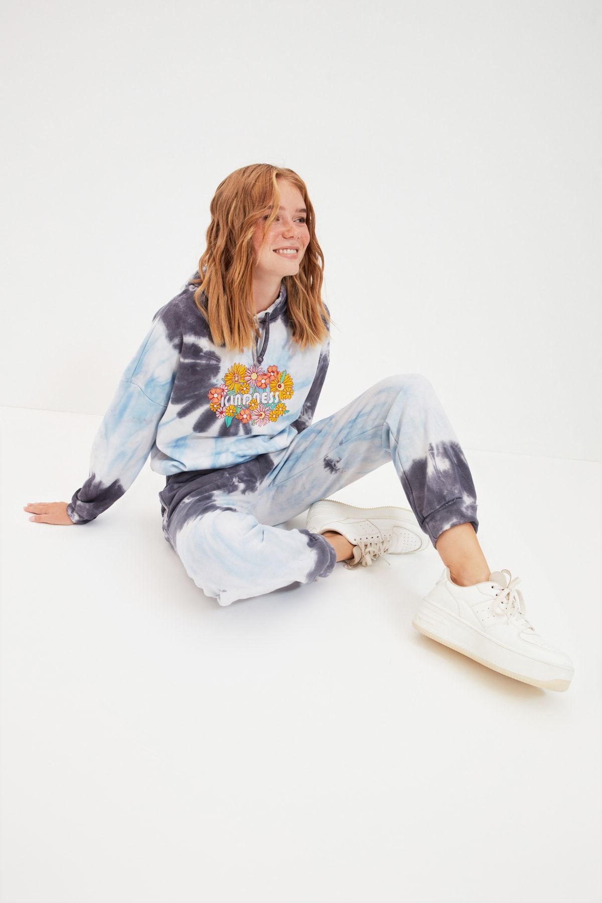 TRENDYOLMİLLA Çok Renkli Batik ve Baskılı Loose Jogger Örme İnce Eşofman Altı TWOAW22EA0127