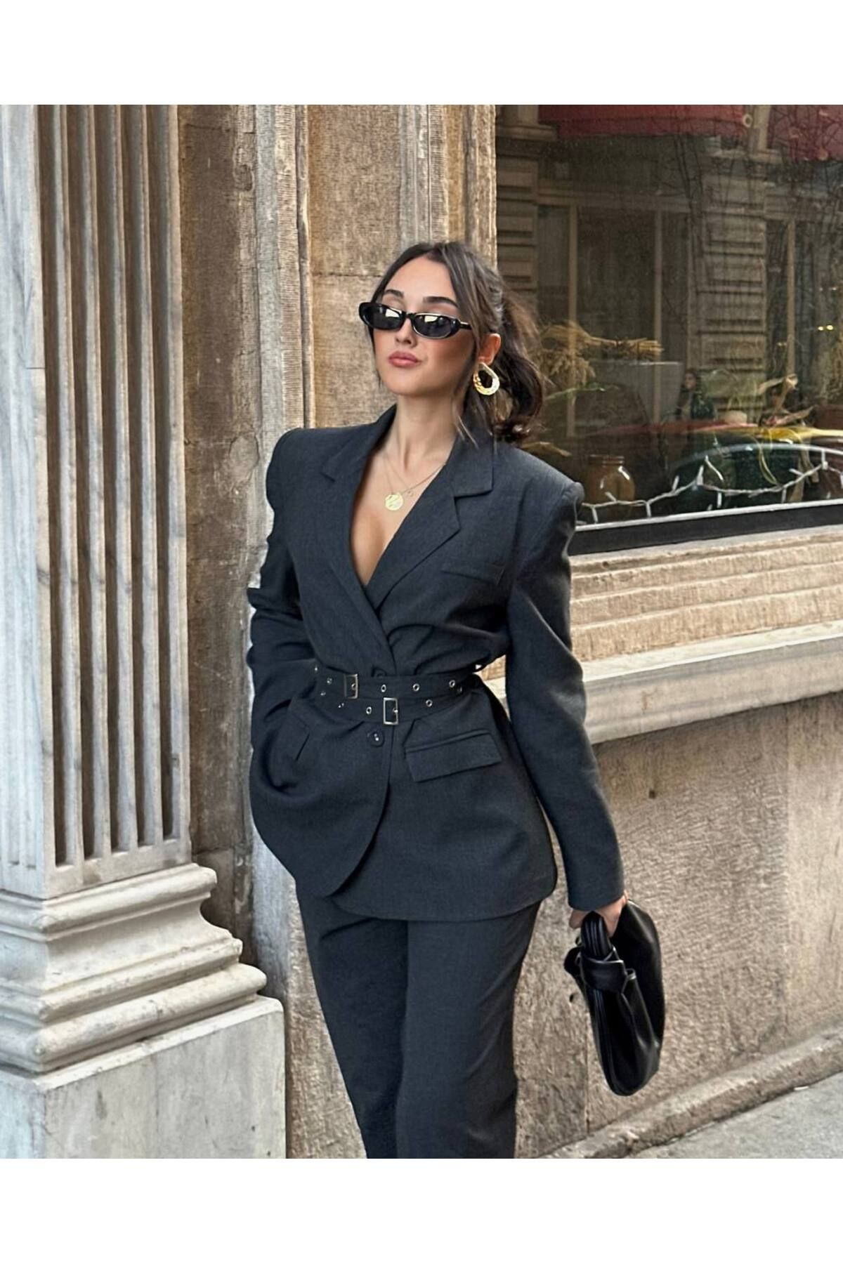 Kadın Kemer Detaylı Oversize Blazer Takım - Şık ve Modern Pantolon Ceket Kombini