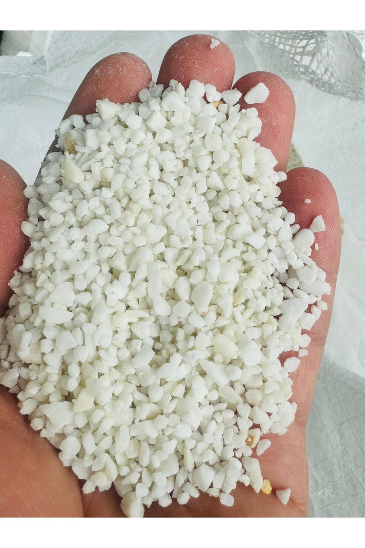 Akvaryum Kumu Beyaz Dolamit 5 Kg Kum 5 Adet Renkli Dere Taşı ( 3-5 Cm )