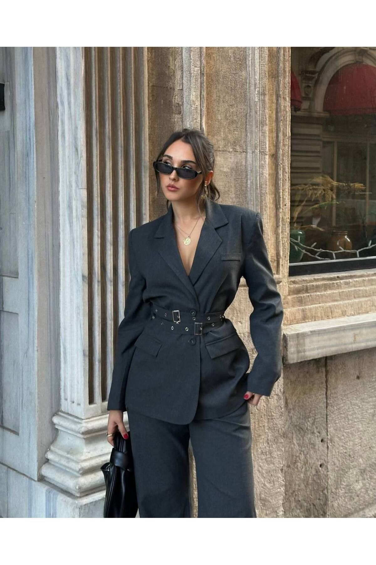 Kadın Kemer Detaylı Oversize Blazer Takım - Şık ve Modern Pantolon Ceket Kombini