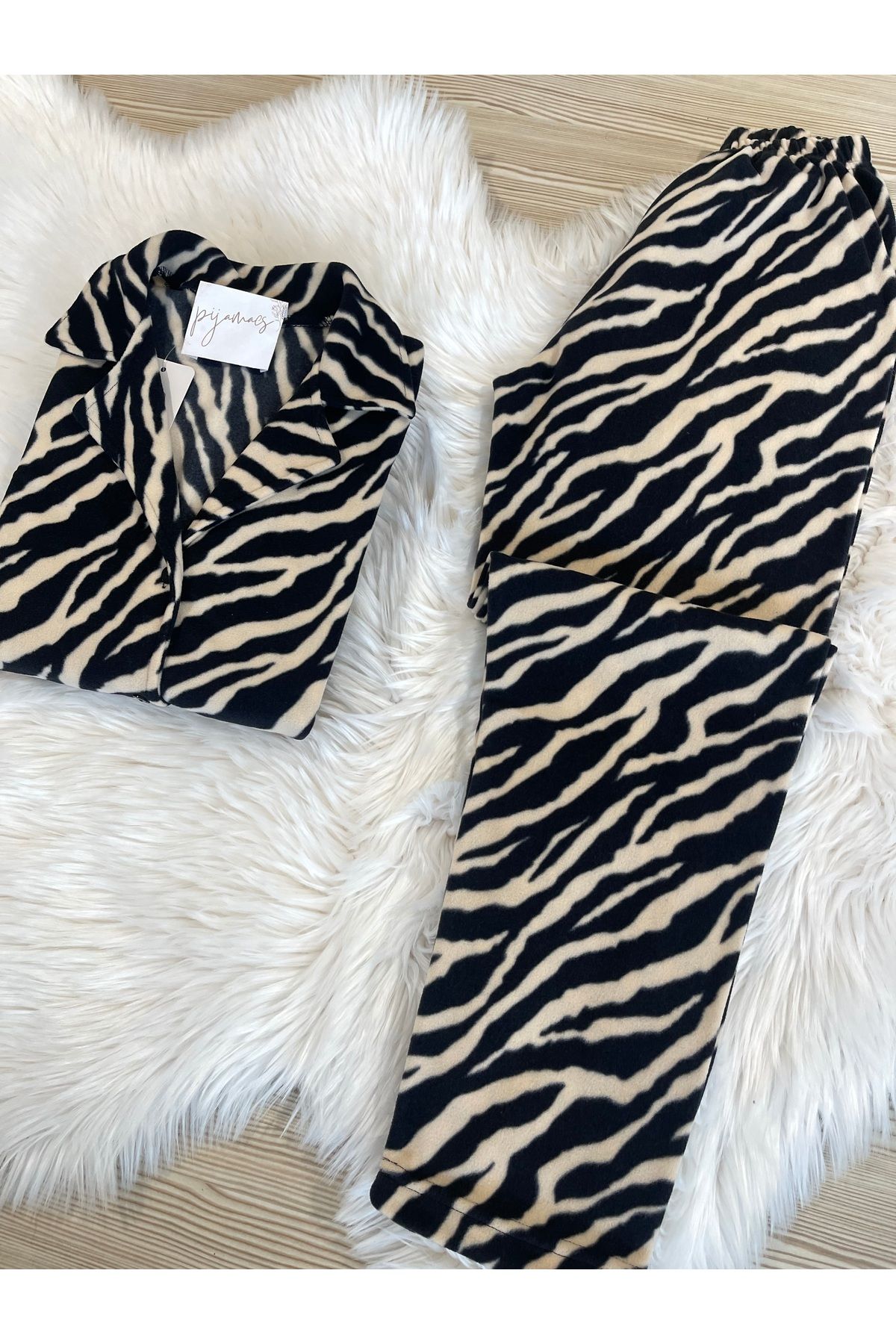 Zebra Desenli Önden Düğmeli Polar Pijama Takımı