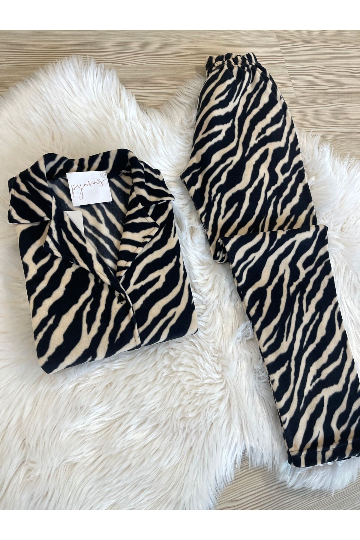 Zebra Desenli Önden Düğmeli Polar Pijama Takımı