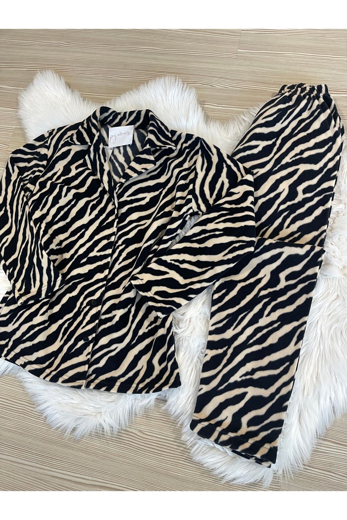 Zebra Desenli Önden Düğmeli Polar Pijama Takımı