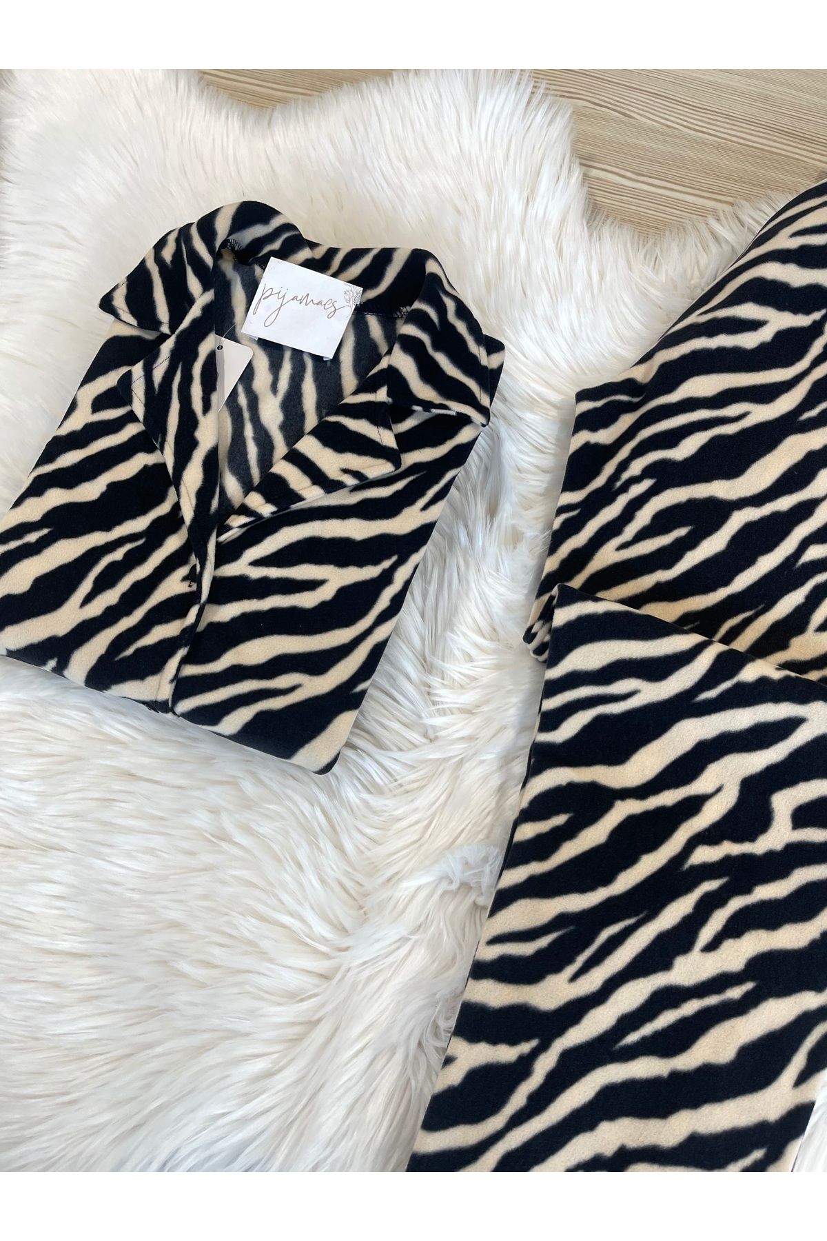 Zebra Desenli Önden Düğmeli Polar Pijama Takımı