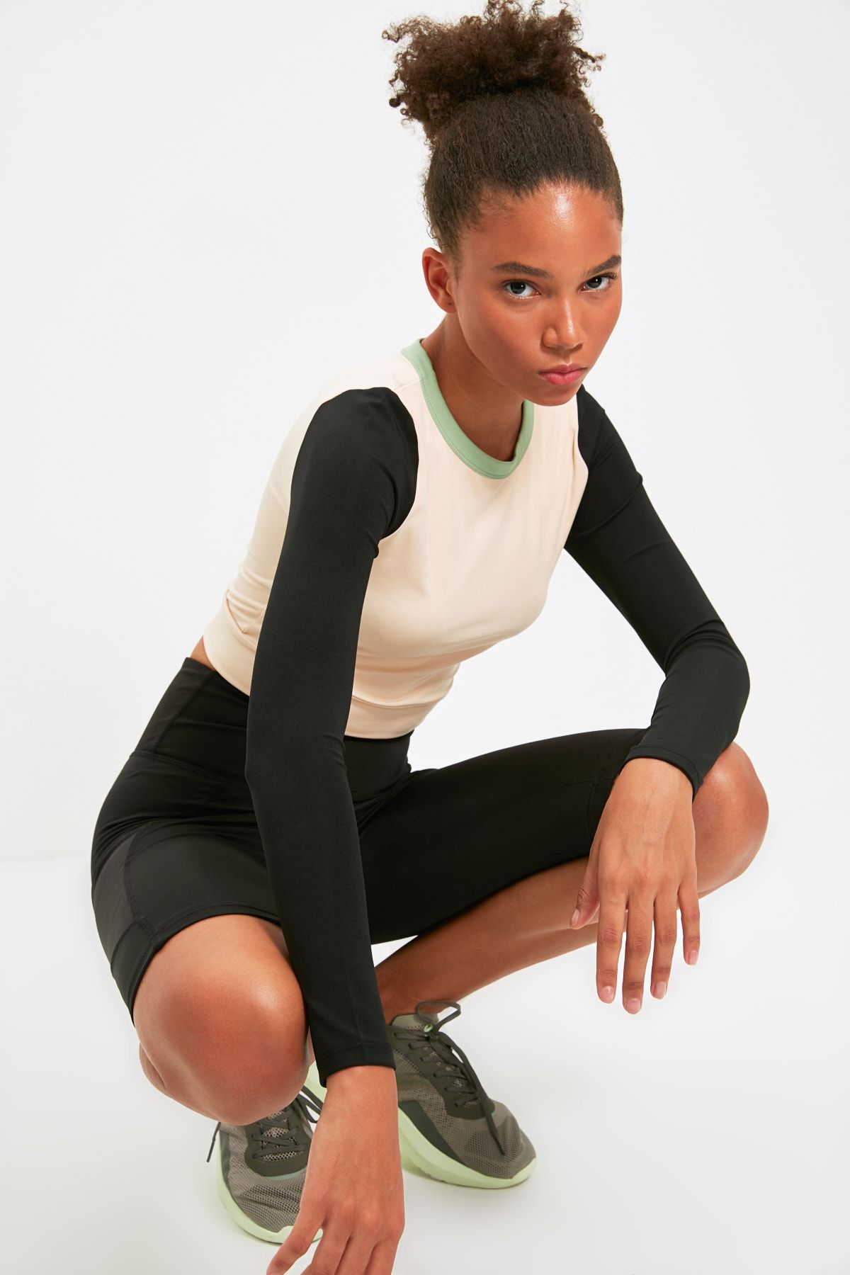 TRENDYOLMİLLA Siyah Renk Bloklu Spor Bluz TWOAW22BZ0480