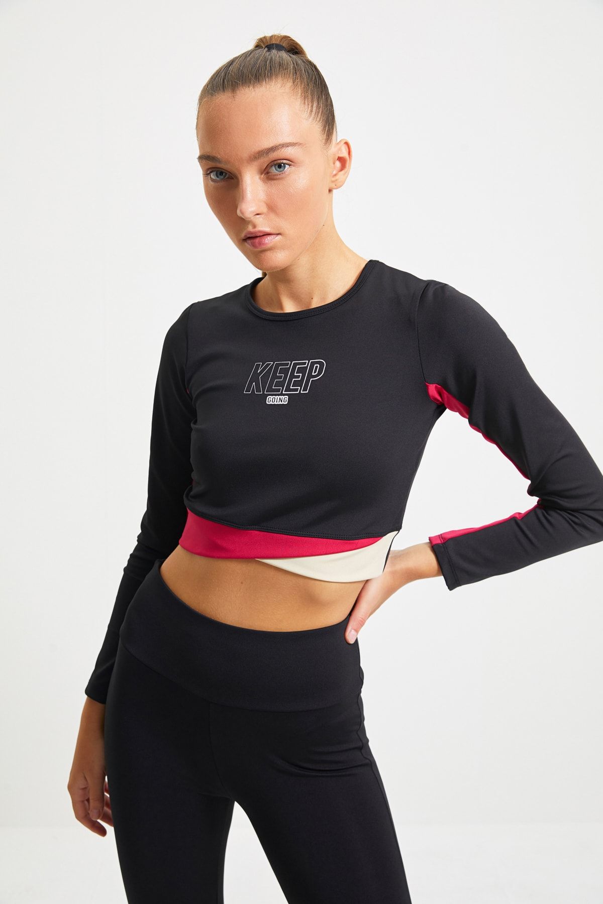 TRENDYOLMİLLA Siyah Renk Bloklu Crop Spor Bluz TWOAW22BZ0457