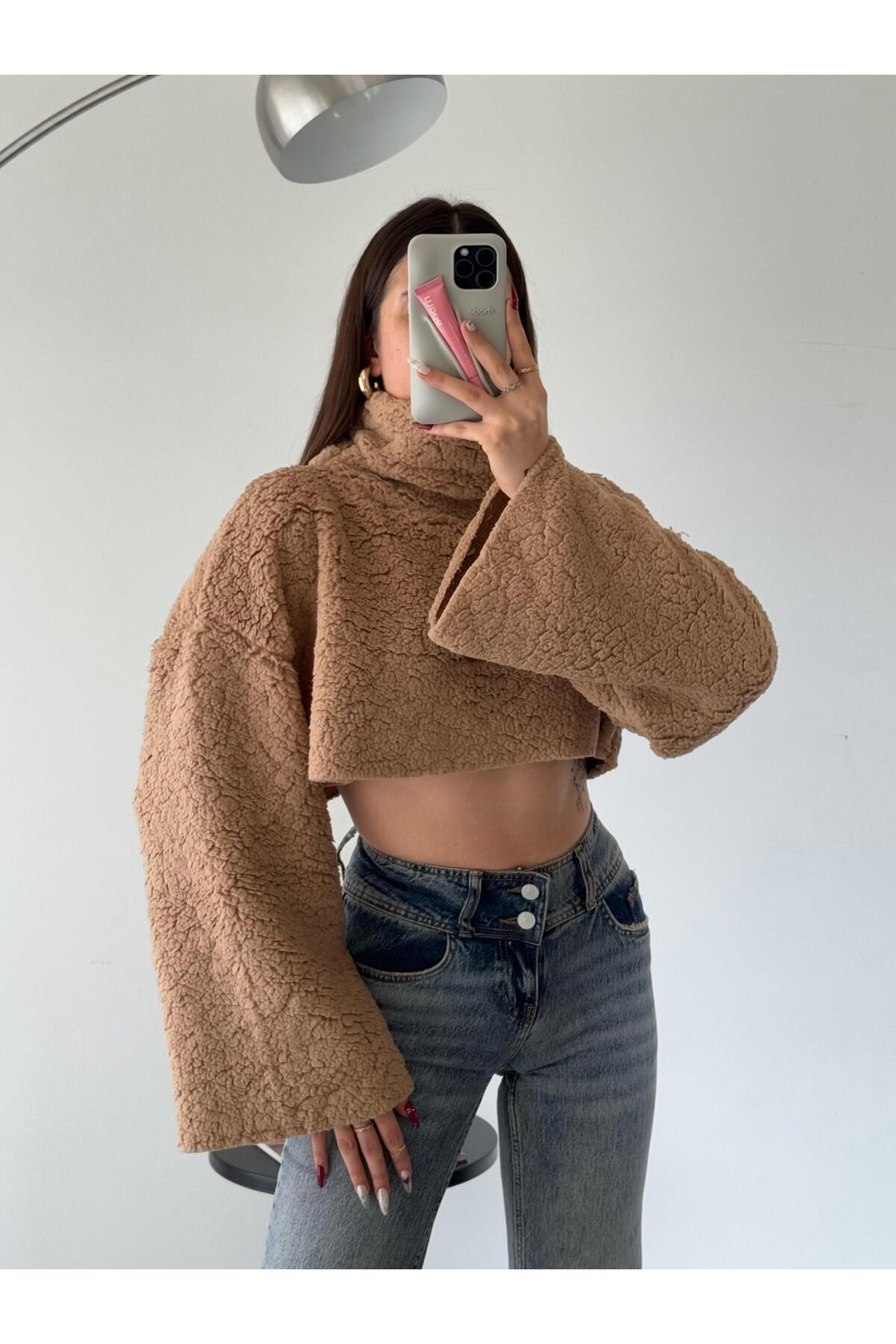 OYKUWEAR Samara Boğazlı PeluşVizon Crop Kazak