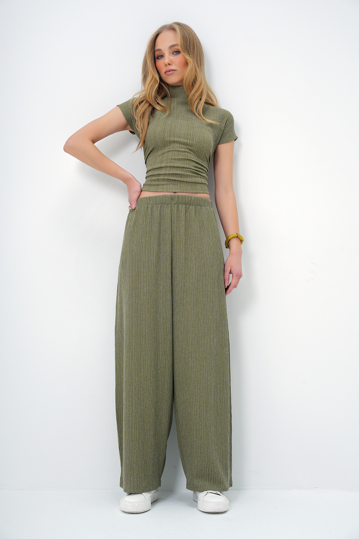 یقه بلند یقه بلند زنانه ، طرفین بافتهای زراعی و شلوار بزرگ را تنظیم کرده اند ALC-X13411