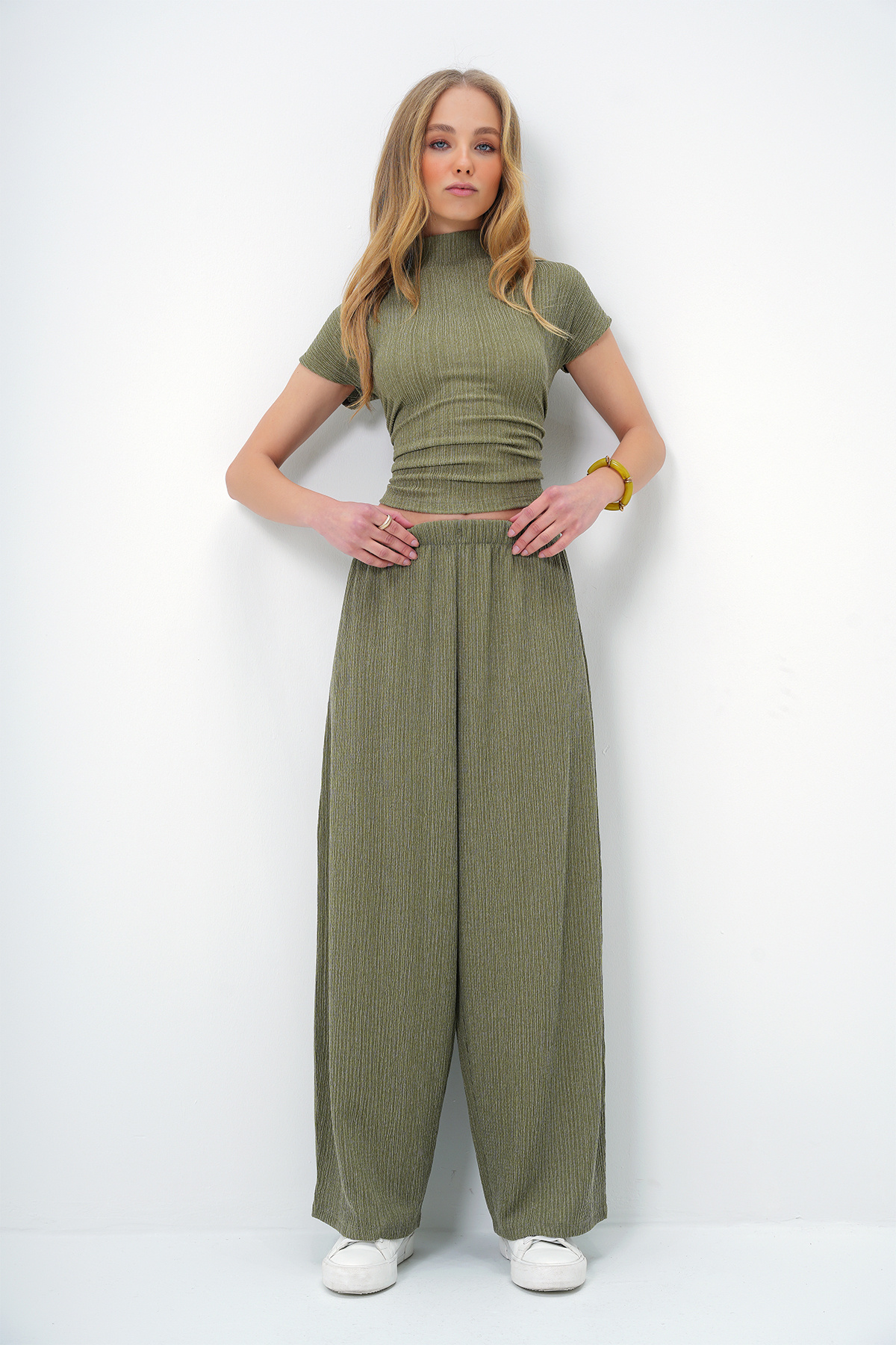 یقه بلند یقه بلند زنانه ، طرفین بافتهای زراعی و شلوار بزرگ را تنظیم کرده اند ALC-X13411