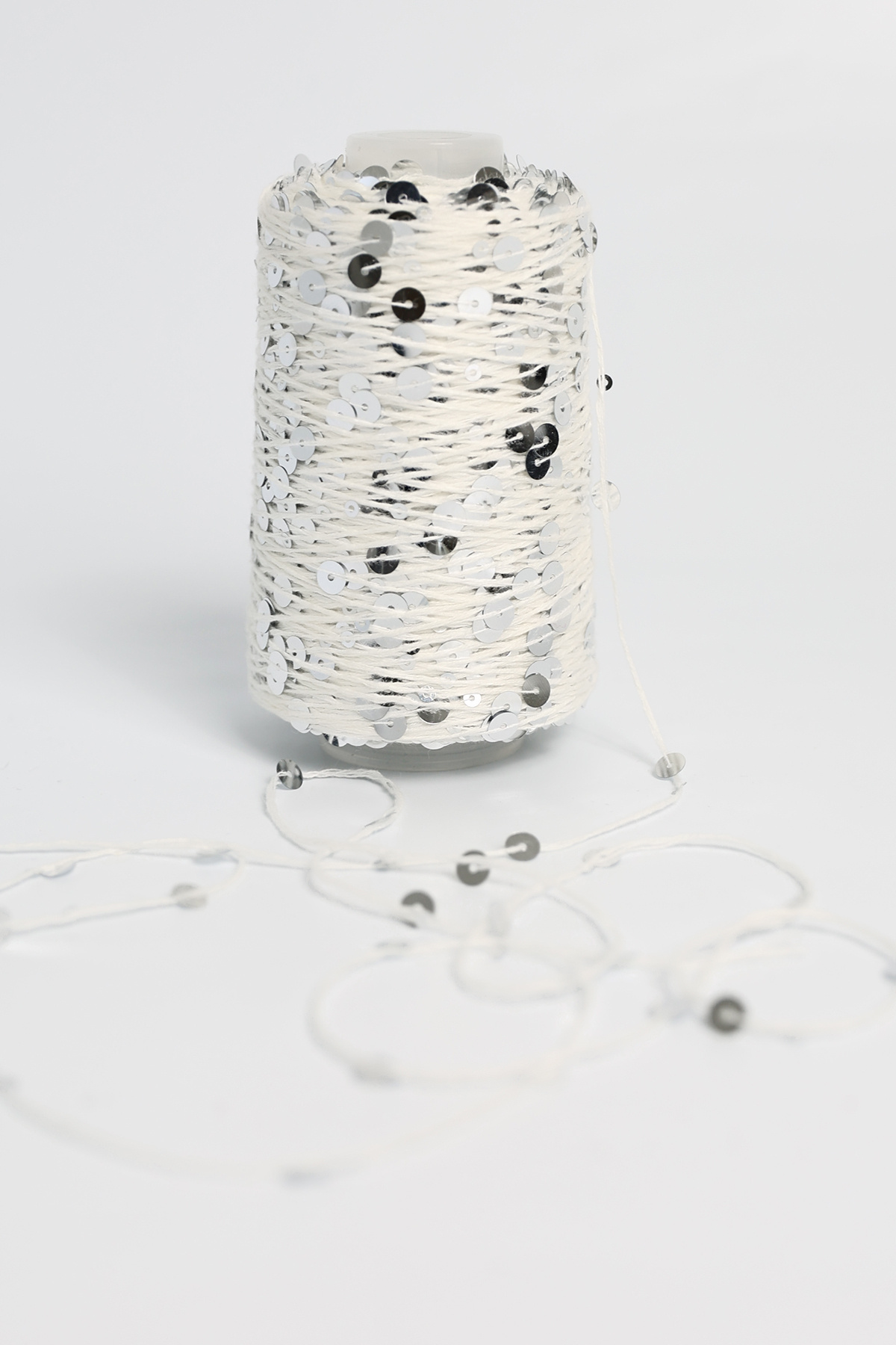 طناب پولک دار به طول 320 متر در بوبین های 100 گرمی سایز پولک : 3 میلی متر + 6 میلی متر