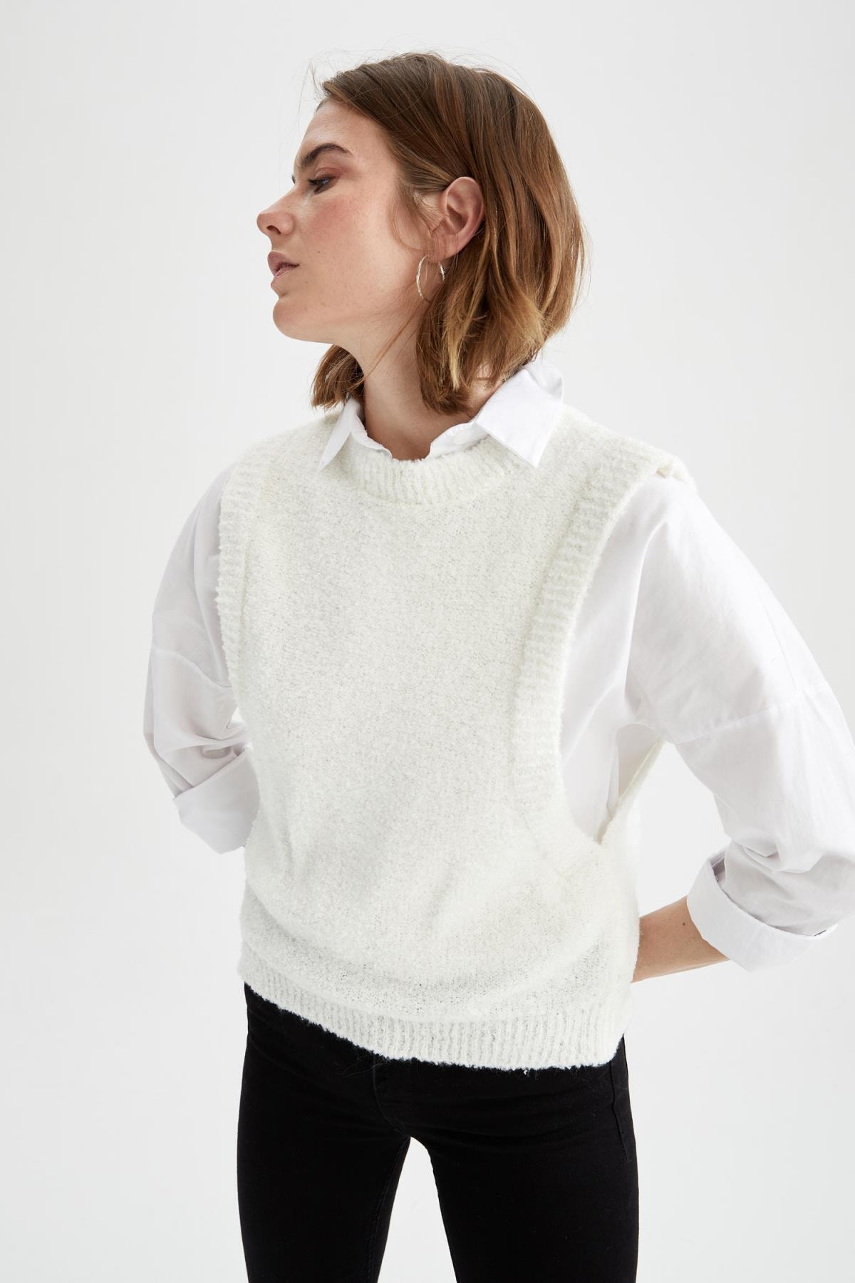 DeFacto Kadın Ekru Basic Bisiklet Yaka Relax Fit Triko Süveter U7103AZ21AU