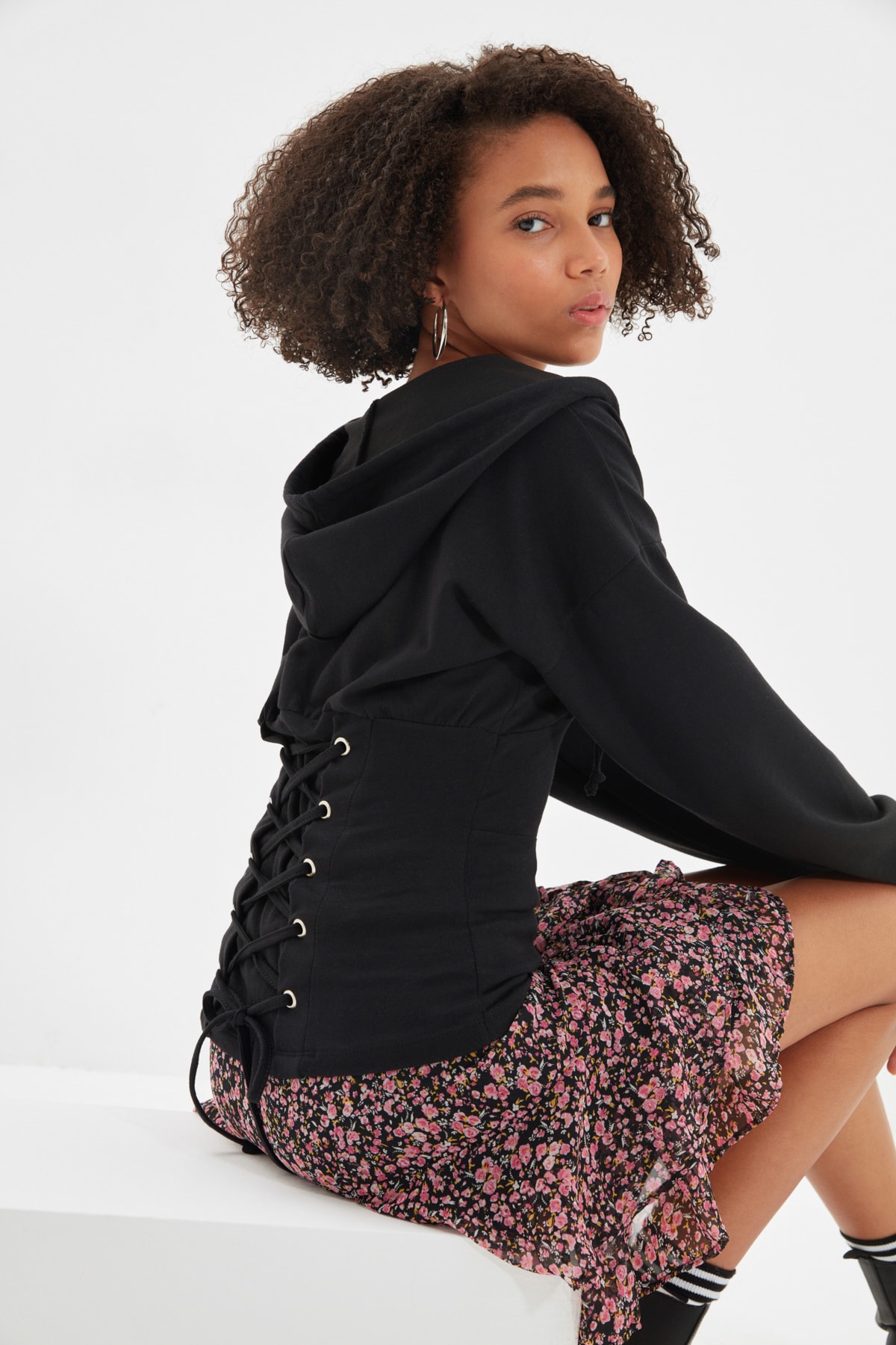 TRENDYOLMİLLA Siyah Bağlama Detaylı Kapüşonlu Örme İnce Sweatshirt TWOSS20SW0131