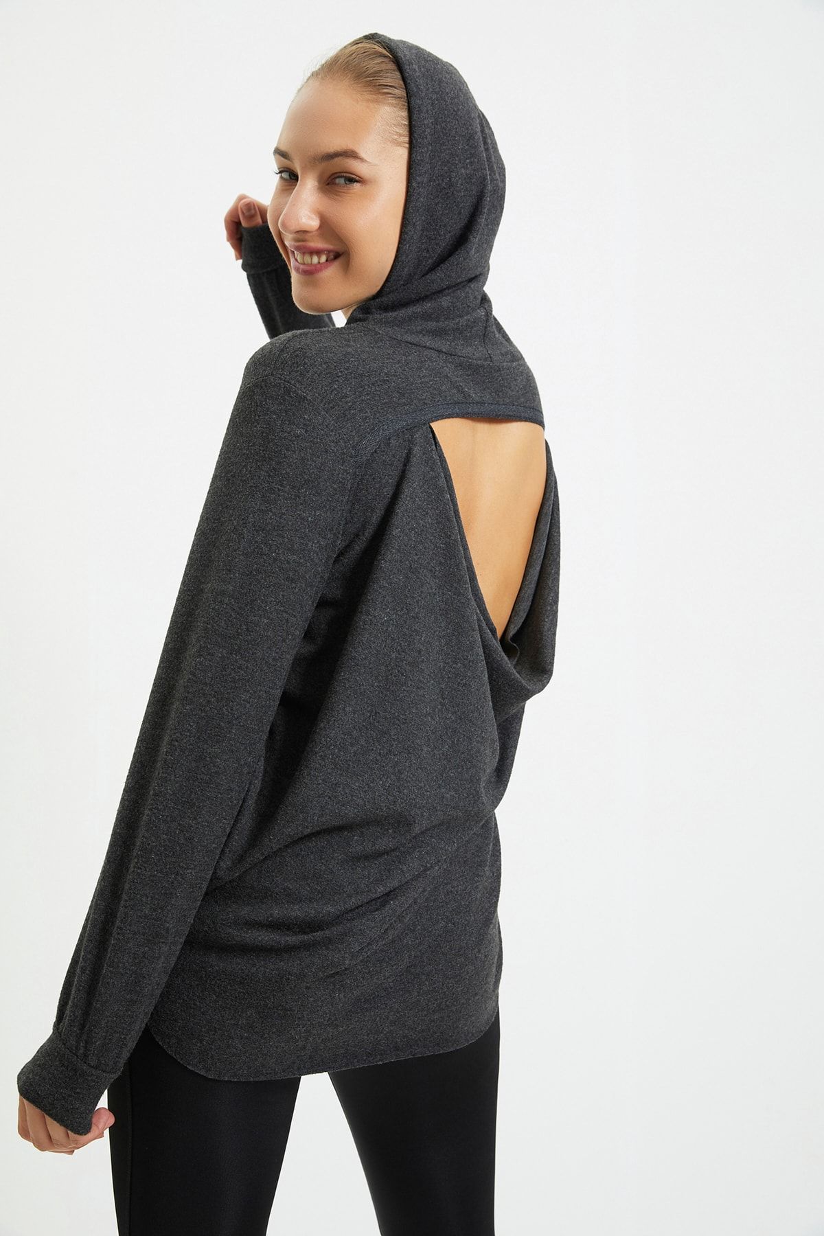 TRENDYOLMİLLA Siyah Sırt Detaylı Spor Sweatshirt TWOAW20SW0334