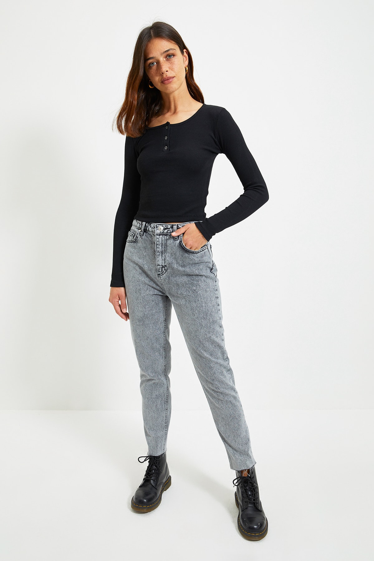 TRENDYOLMİLLA Antrasit Yüksek Bel Mom Jeans TWOAW22JE0637