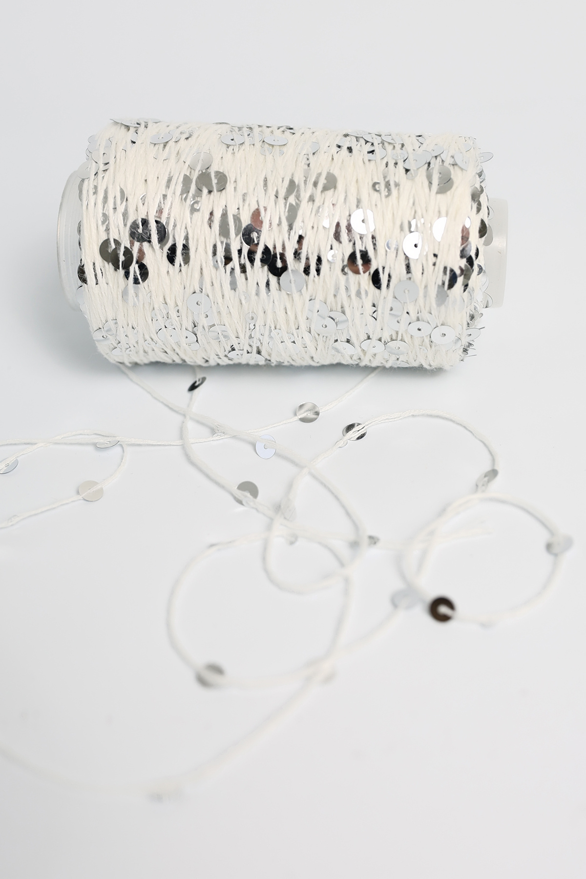 طناب پولک دار به طول 320 متر در بوبین های 100 گرمی سایز پولک : 3 میلی متر + 6 میلی متر