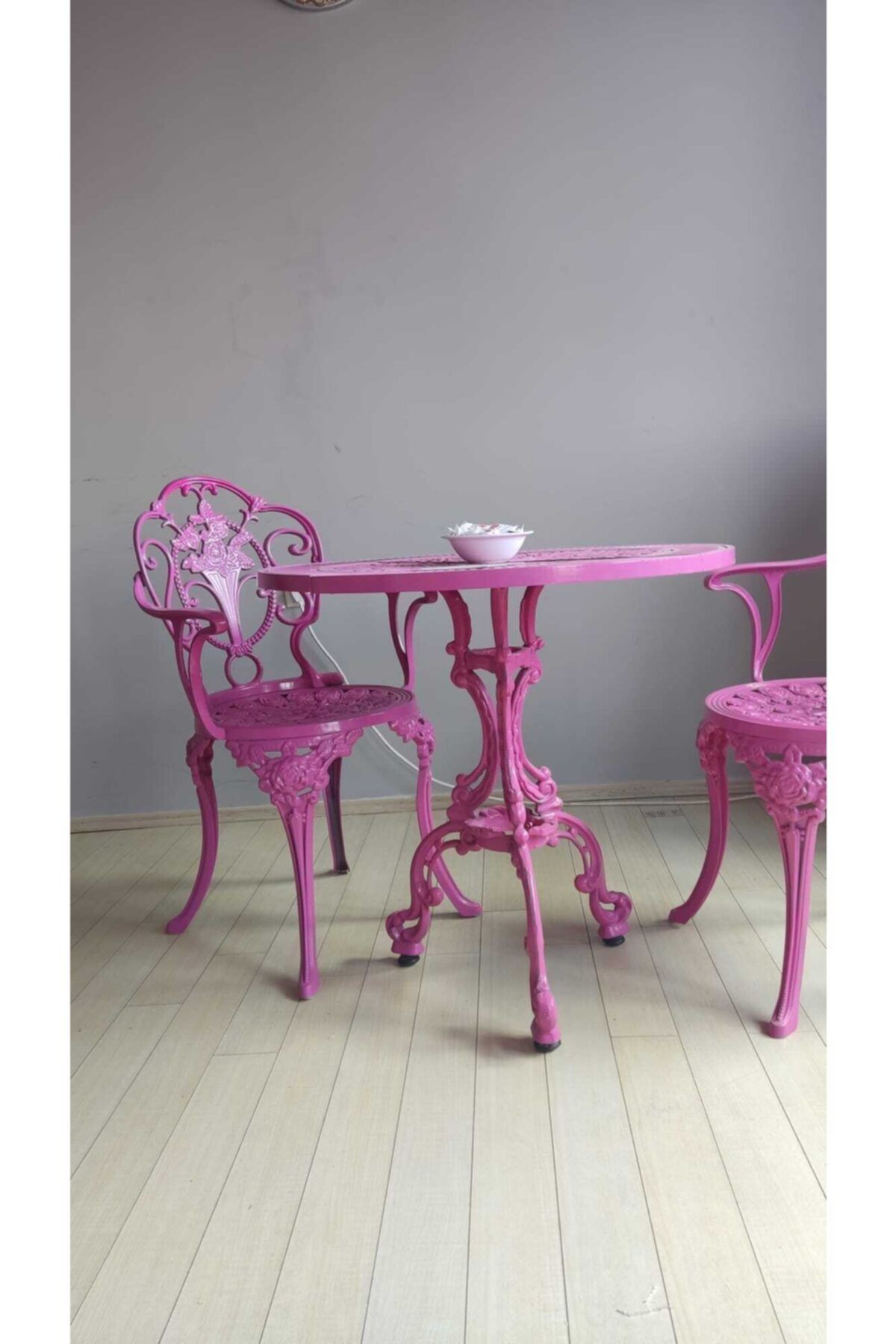 Garden Store Güllü Kollu Yuvarlak Masa Takımı Pembe Paslanmaz Döküm Sandalye Alimunyum Masa