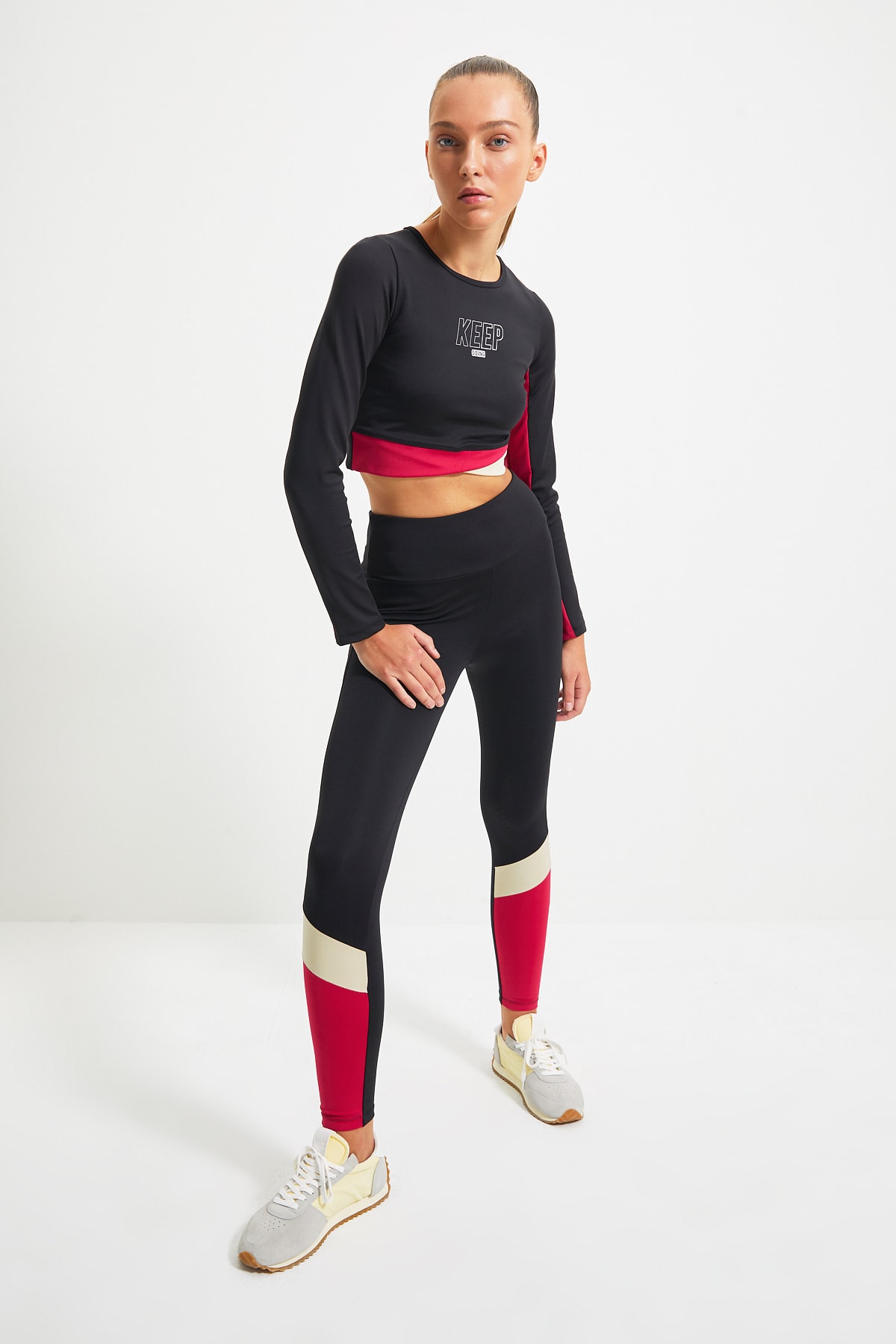 TRENDYOLMİLLA Siyah Renk Bloklu Toparlayıcı Spor Tayt TWOAW22TY0013