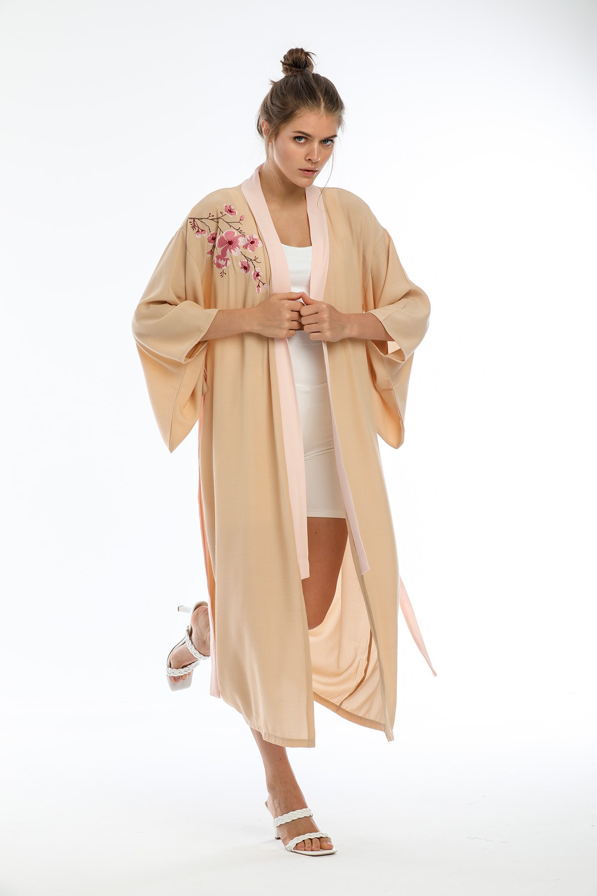 Mutlu Mikrop Özel Tasarım Kadın Uzun Kimono Sabahlık Sakura Çiçeği Nakışlı Bej Pembe \\ The Sakura 9
