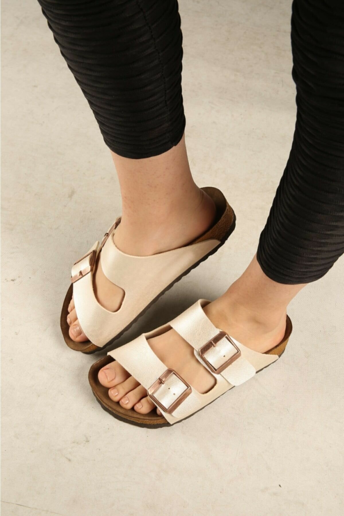 Sivarro Bej Çift Tokalı Terlik