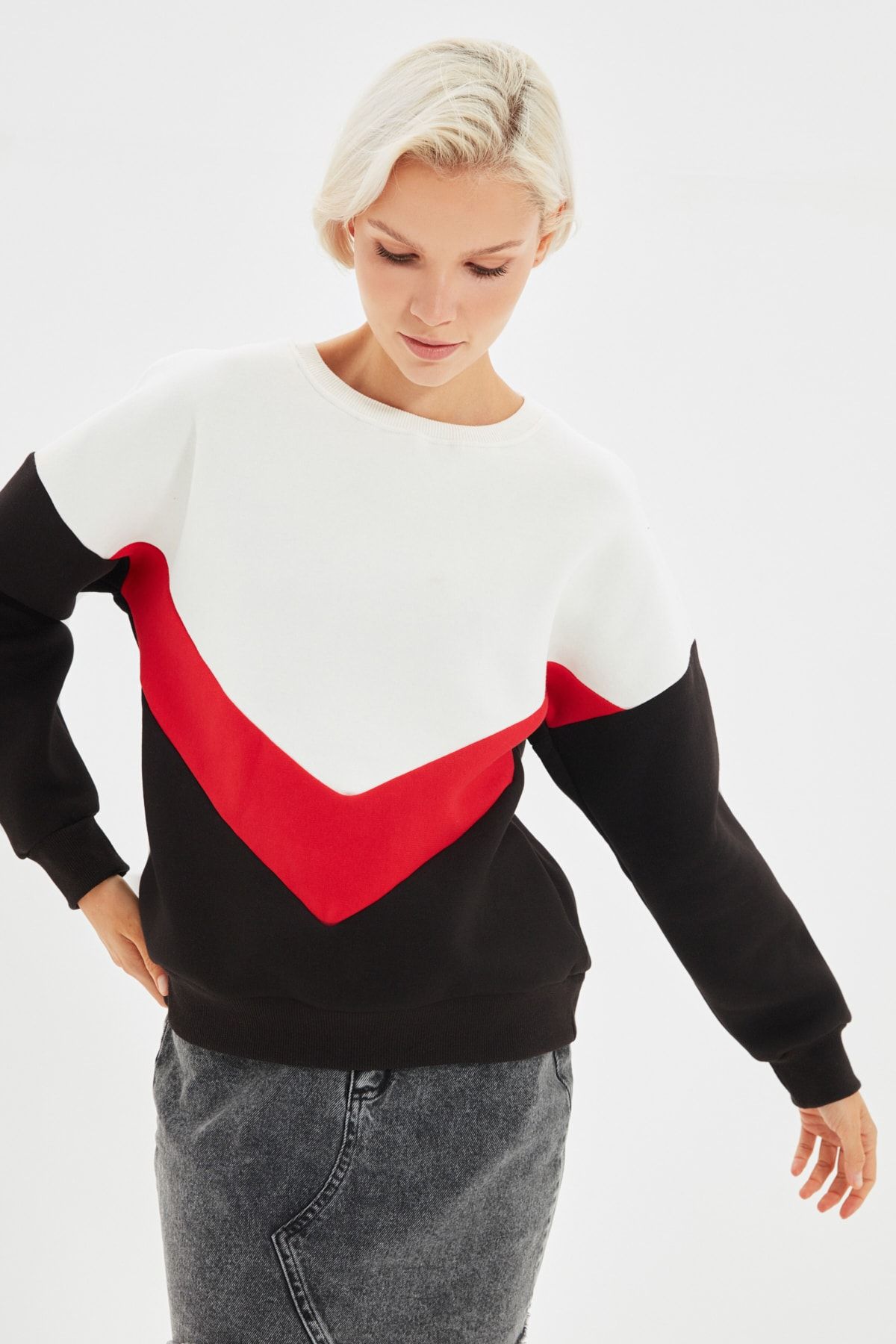 TRENDYOLMİLLA Siyah Renk Bloklu Basic Örme Şardonlu Sweatshirt TWOAW22SW0889