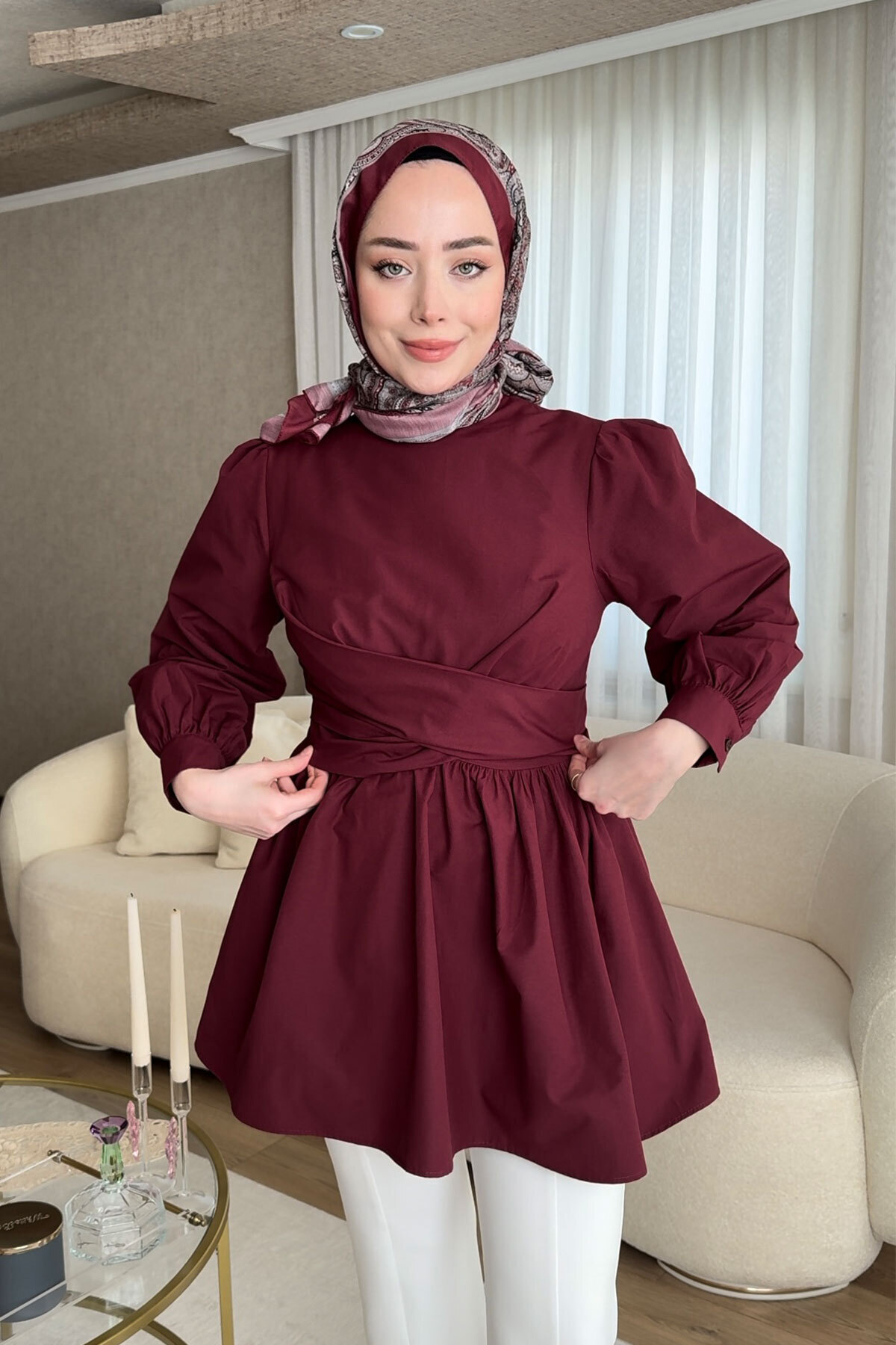 زن بورگوندی تونیک بورگوندی