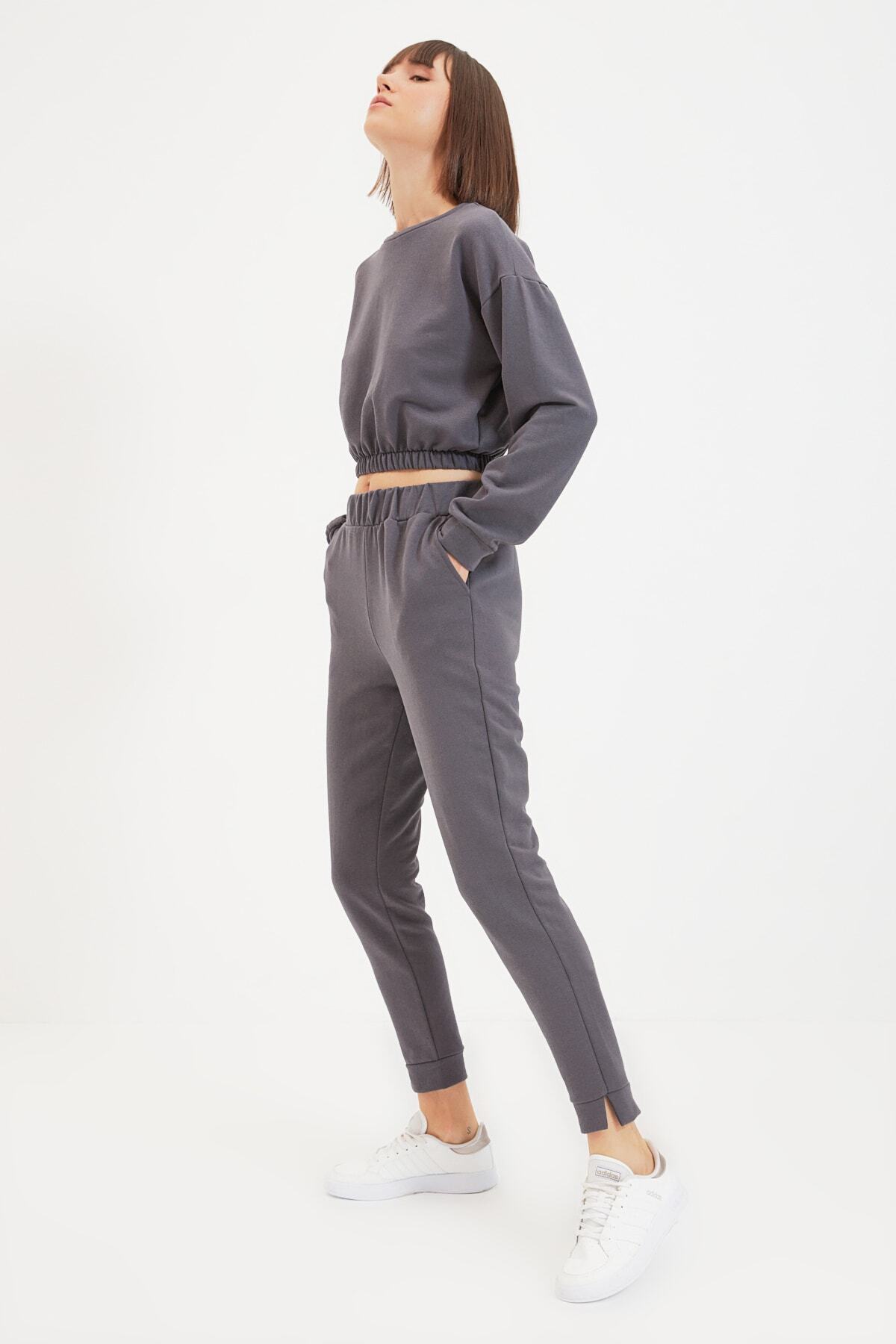 TRENDYOLMİLLA Antrasit Basic Jogger Paçası Yırtmaçlı Örme İnce Eşofman Altı TWOAW22EA0175