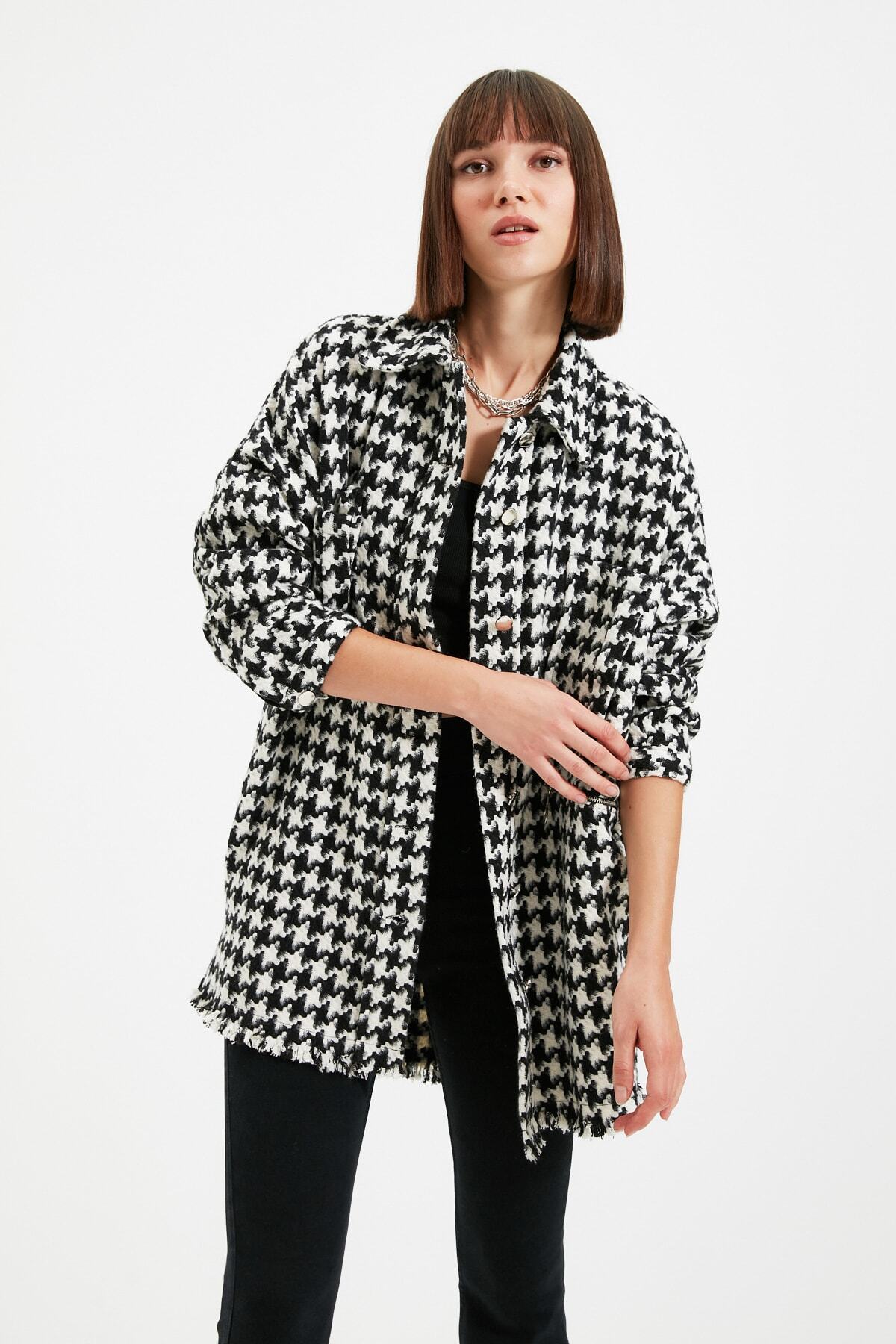 TRENDYOLMİLLA Siyah Oversize Kaz Ayağı Desenli Püsküllü Mont TWOSS20MO0058