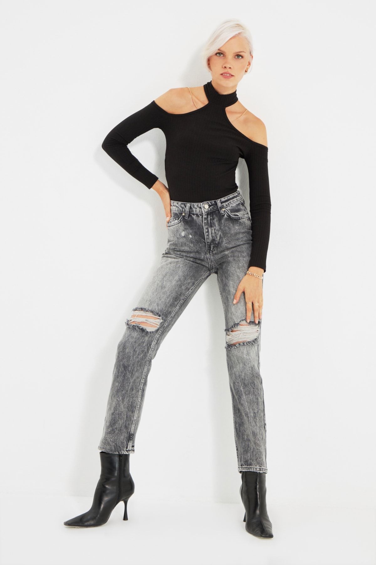 TRENDYOLMİLLA Antrasit Yırtık Detaylı Yüksek Bel Bootcut Jeans TWOAW22JE0250