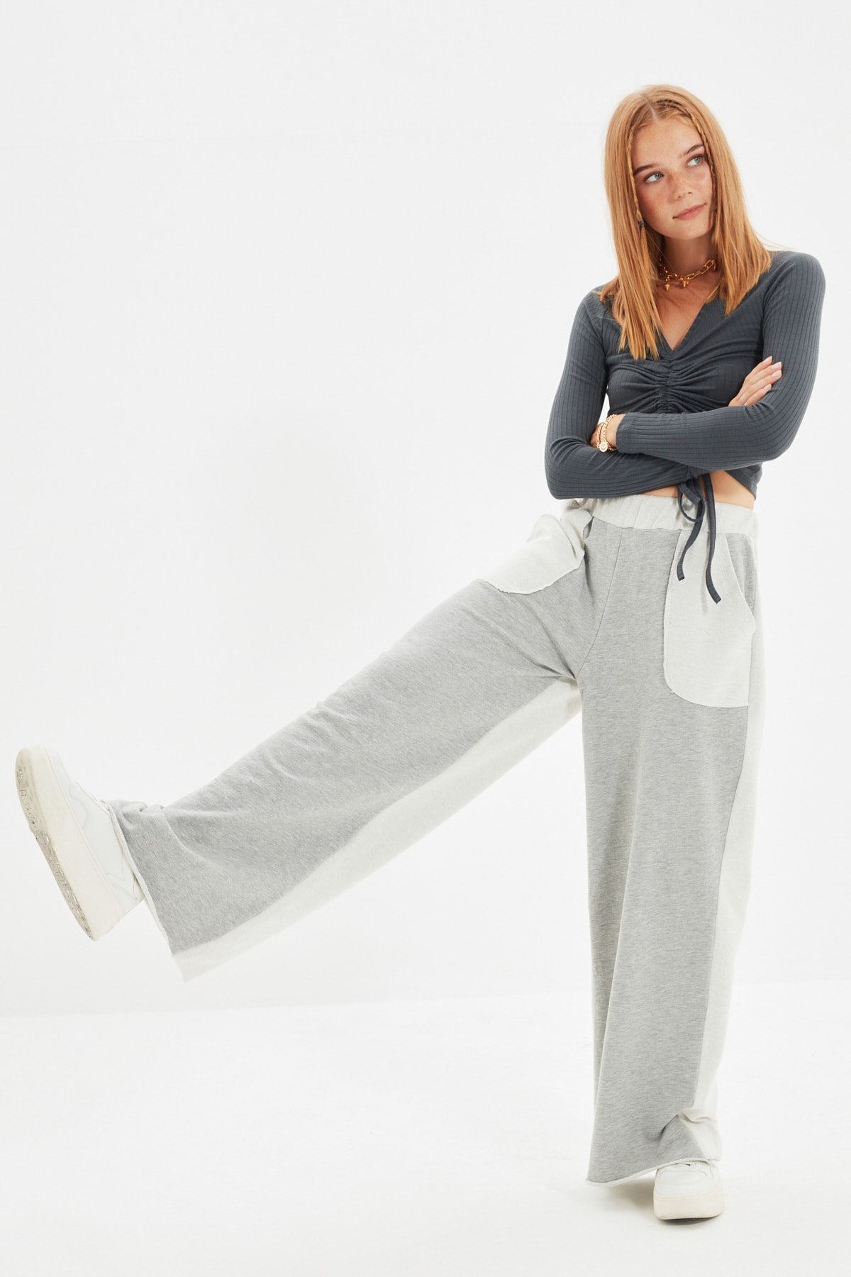 TRENDYOLMİLLA Gri Cep Detaylı Örme İnce Eşofman Altı TWOAW21EA0274