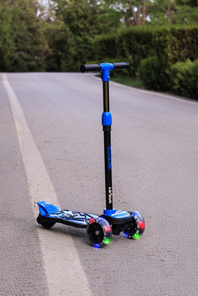 Scooter Chanky Kalın ve Led Işıklı 3teker Güçlü Fren 100kğ Kapasite 3kademe Ayarlanabilir Direksiyon Image 0