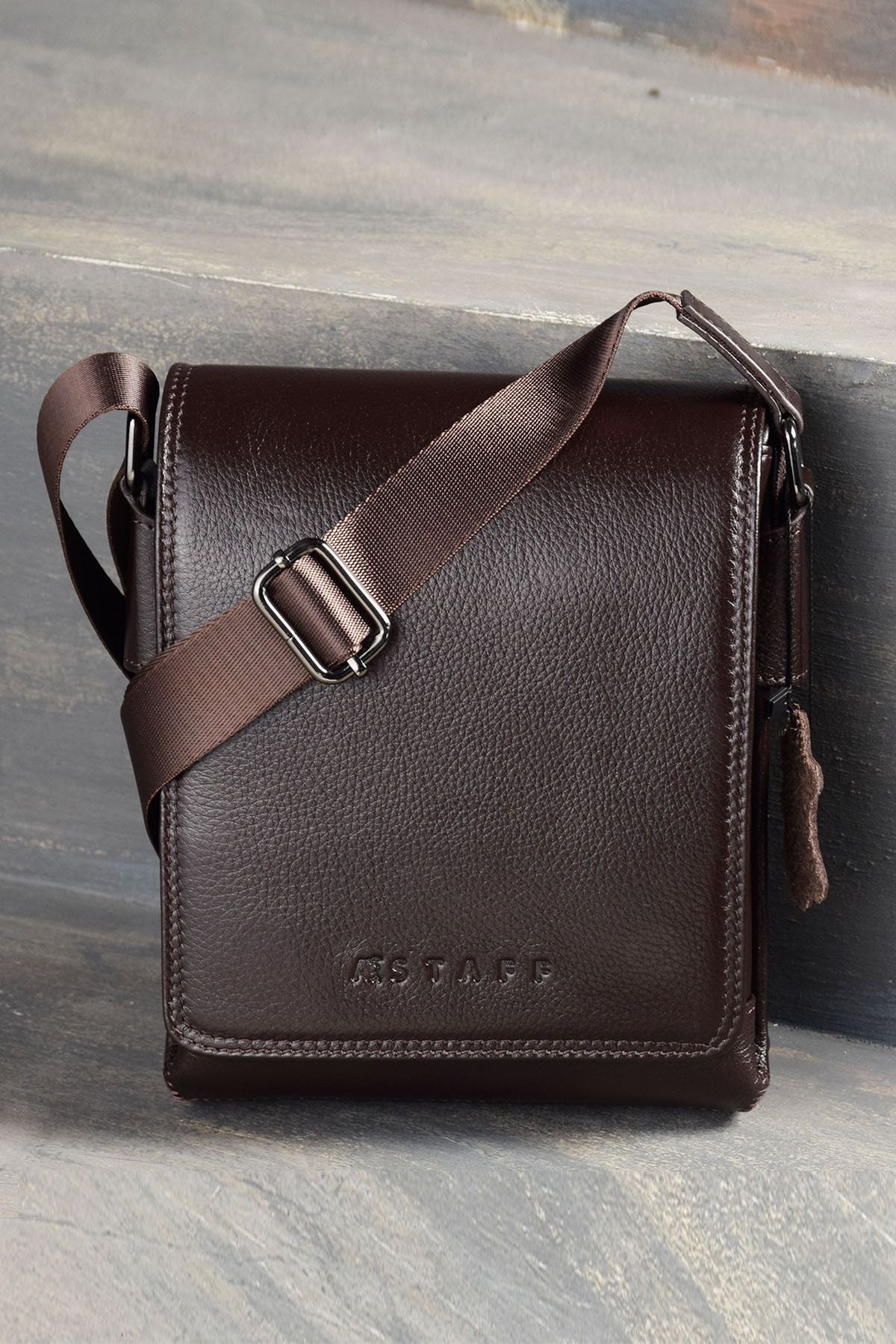 A STAFF Erkek % 100 Hakiki Deri Kahverengi Postacı Çantası Çapraz Omuz Askılı 17cm X 22cm X 9cm