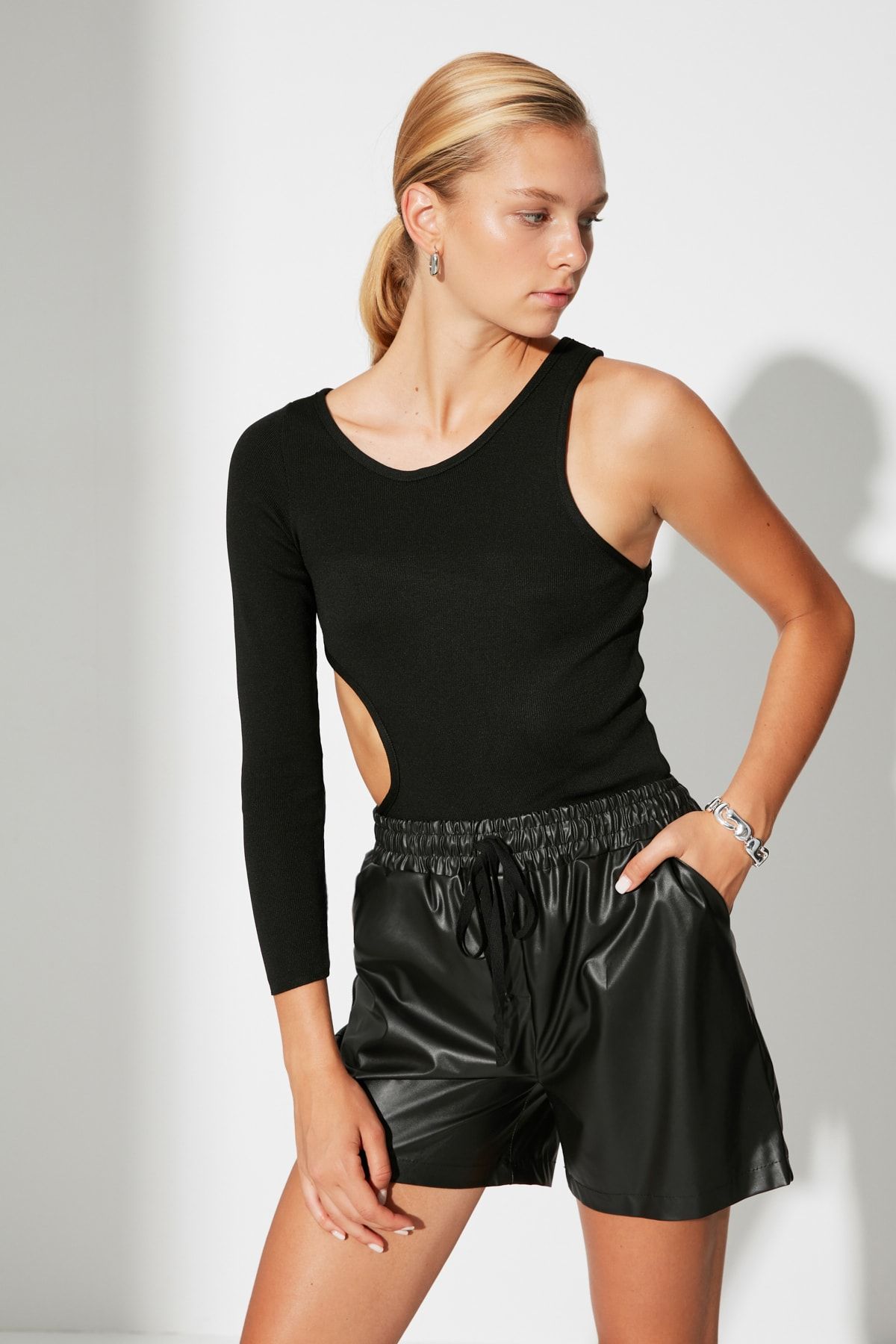 TRENDYOLMİLLA Siyah Cut Out Detaylı Triko Body TWOAW22BD0062