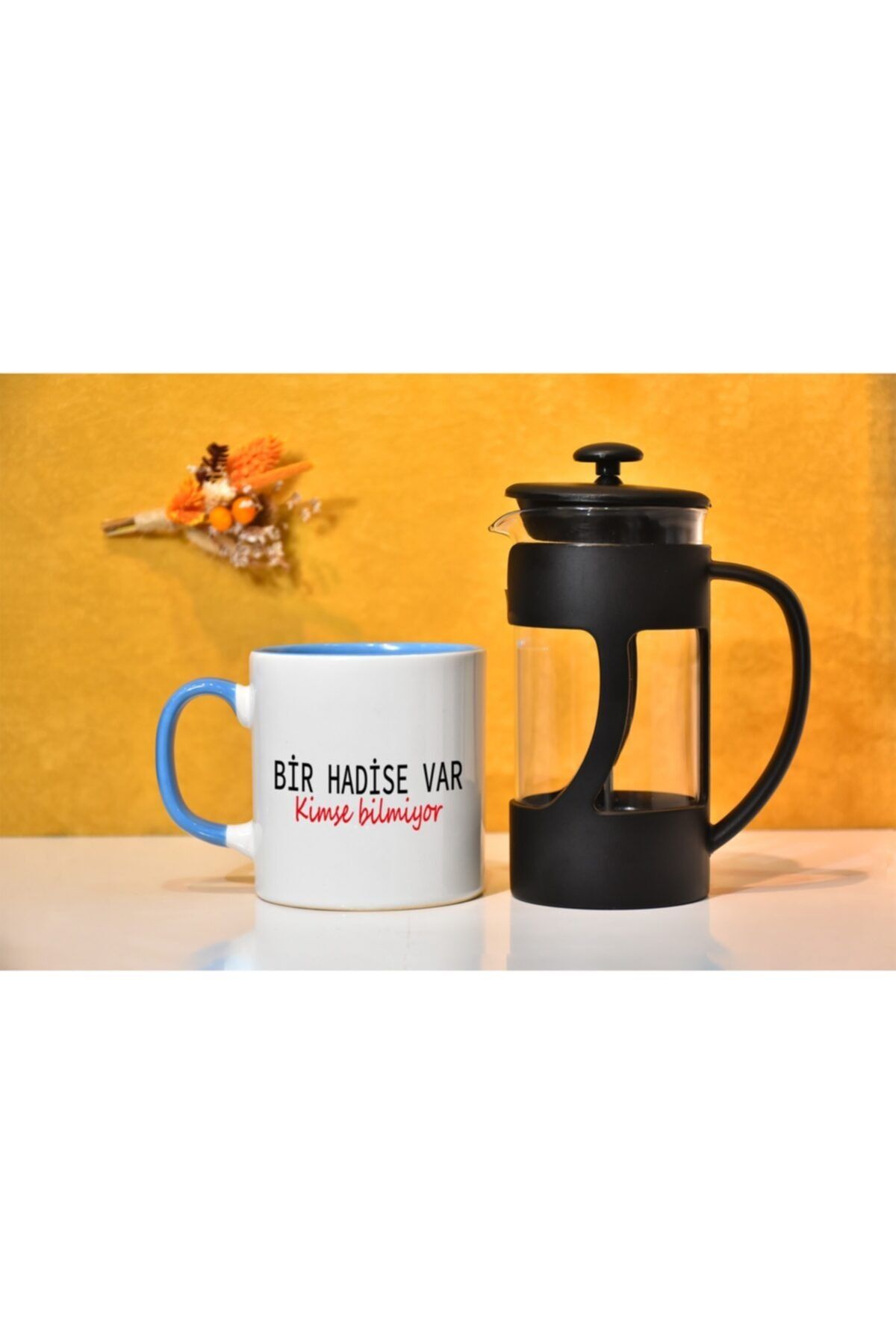 DantesHediye Bir Hadise Var Kimse Bilmiyor Baskılı Kupa Bardak Ve Frenchpress Seti