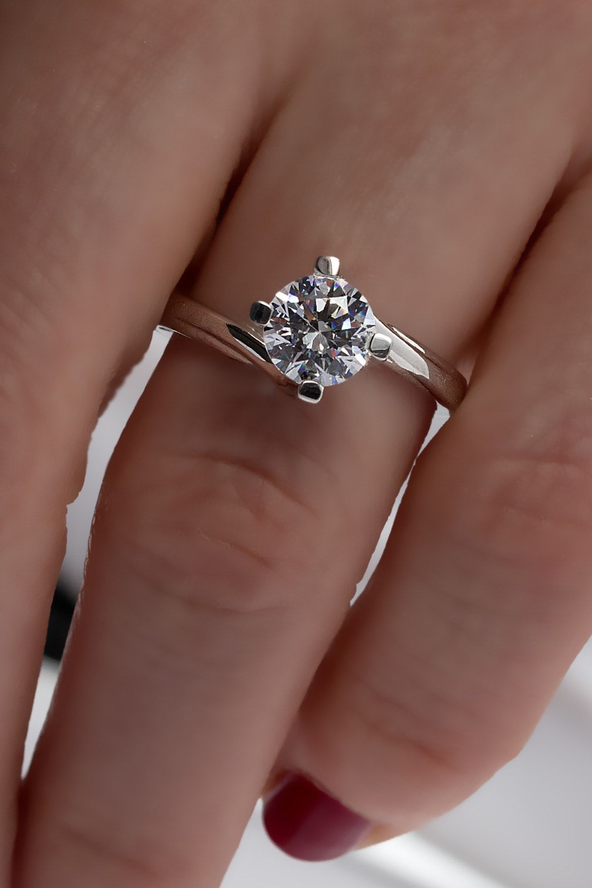 Crystal Diamond Zirconia Işıklı Kutuda Sertifikalı Laboratuvar Pırlantası 0.75 Karat Tektaş Yüzük