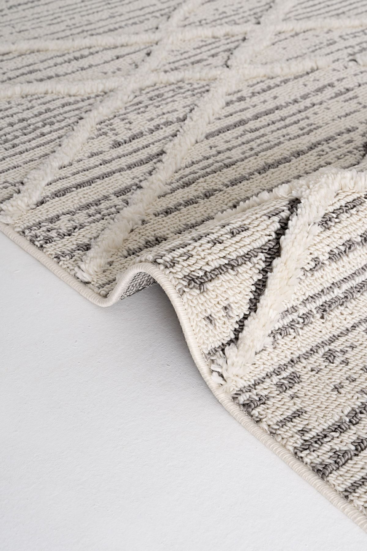 فرش اتاق نشیمن ساکورا 2204 خاکستری ضد گرد و غبار با طرح‌های قومی مدرن