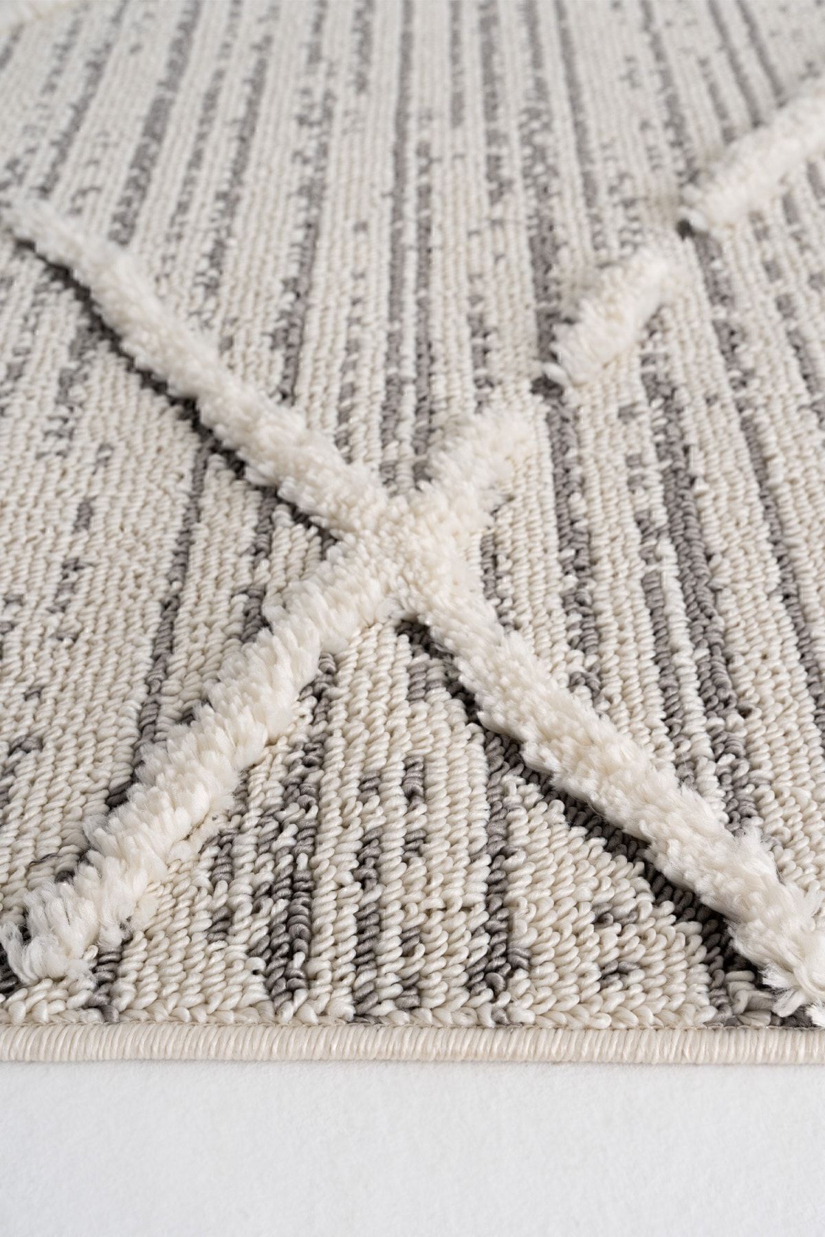 فرش اتاق نشیمن ساکورا 2204 خاکستری ضد گرد و غبار با طرح‌های قومی مدرن