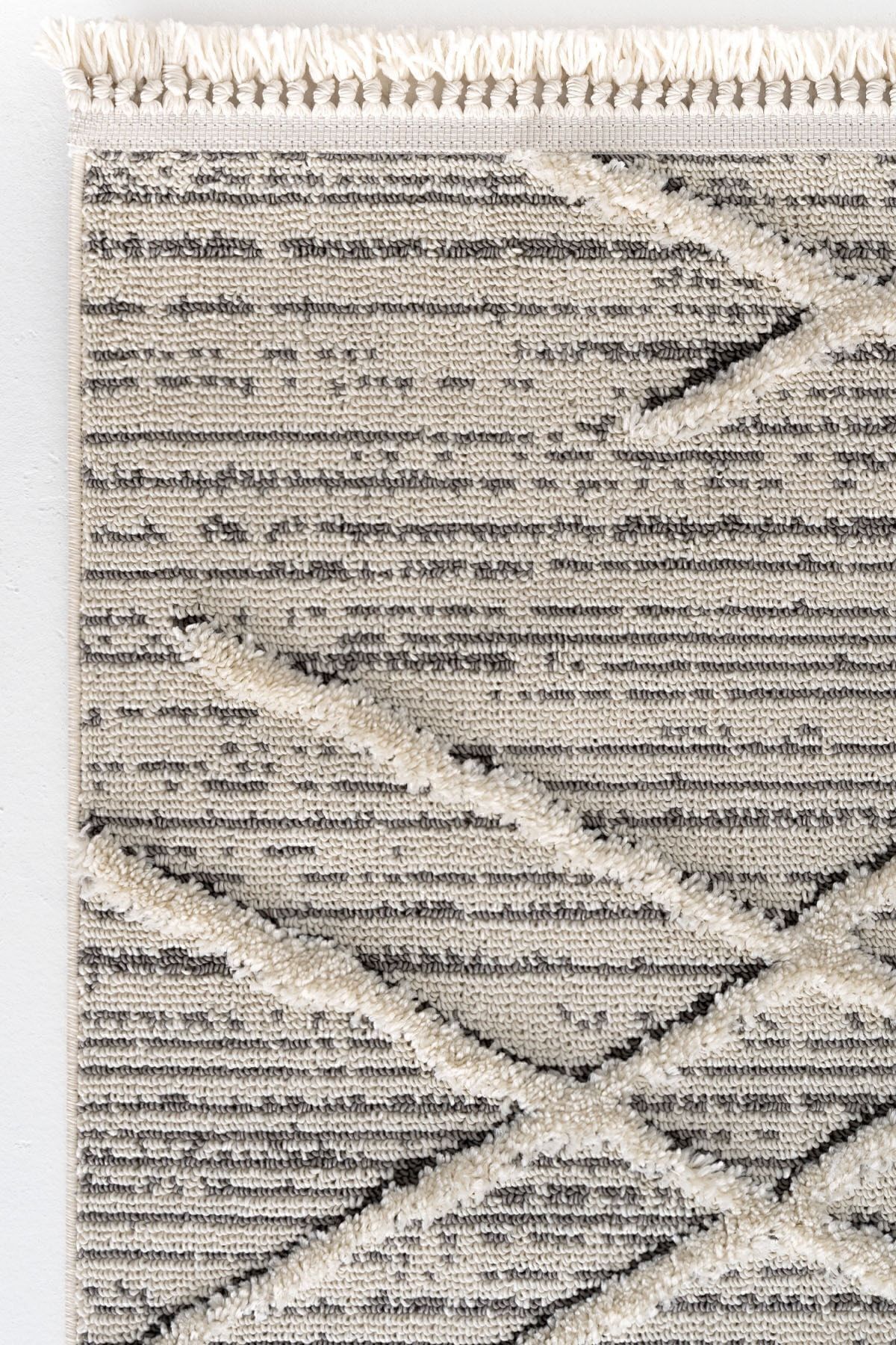 فرش اتاق نشیمن ساکورا 2204 خاکستری ضد گرد و غبار با طرح‌های قومی مدرن