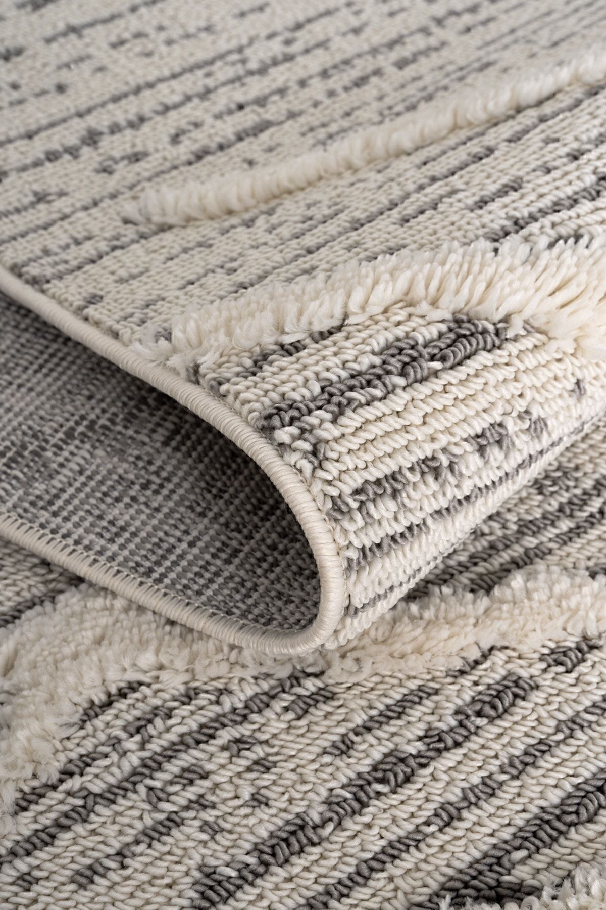 فرش اتاق نشیمن ساکورا 2204 خاکستری ضد گرد و غبار با طرح‌های قومی مدرن