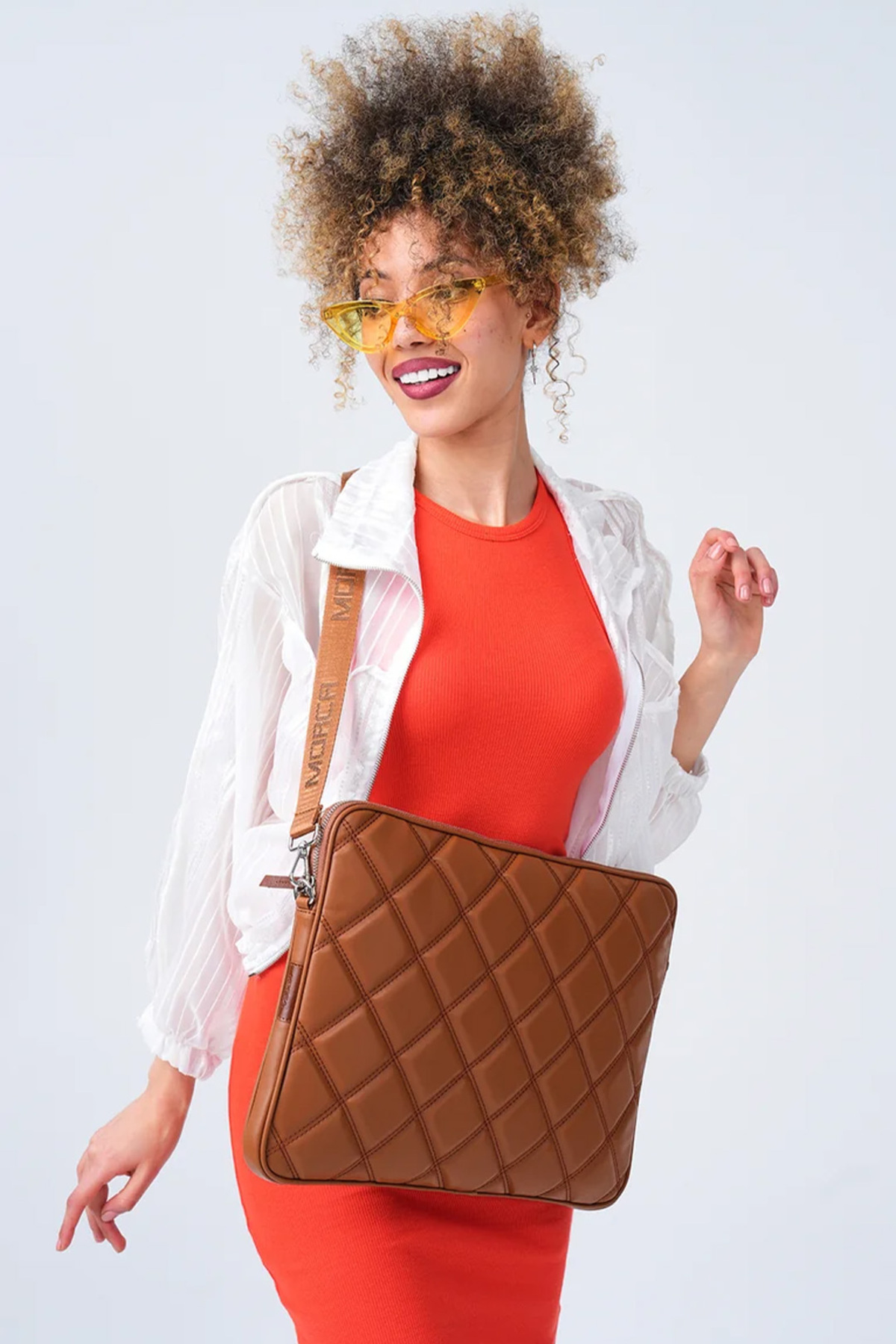 کیف نوت بوک با بند شانه کیف تبلت لپ تاپ 15 تا 15،9 اینچی چرم لحافی قهوه ای مایل به زرد