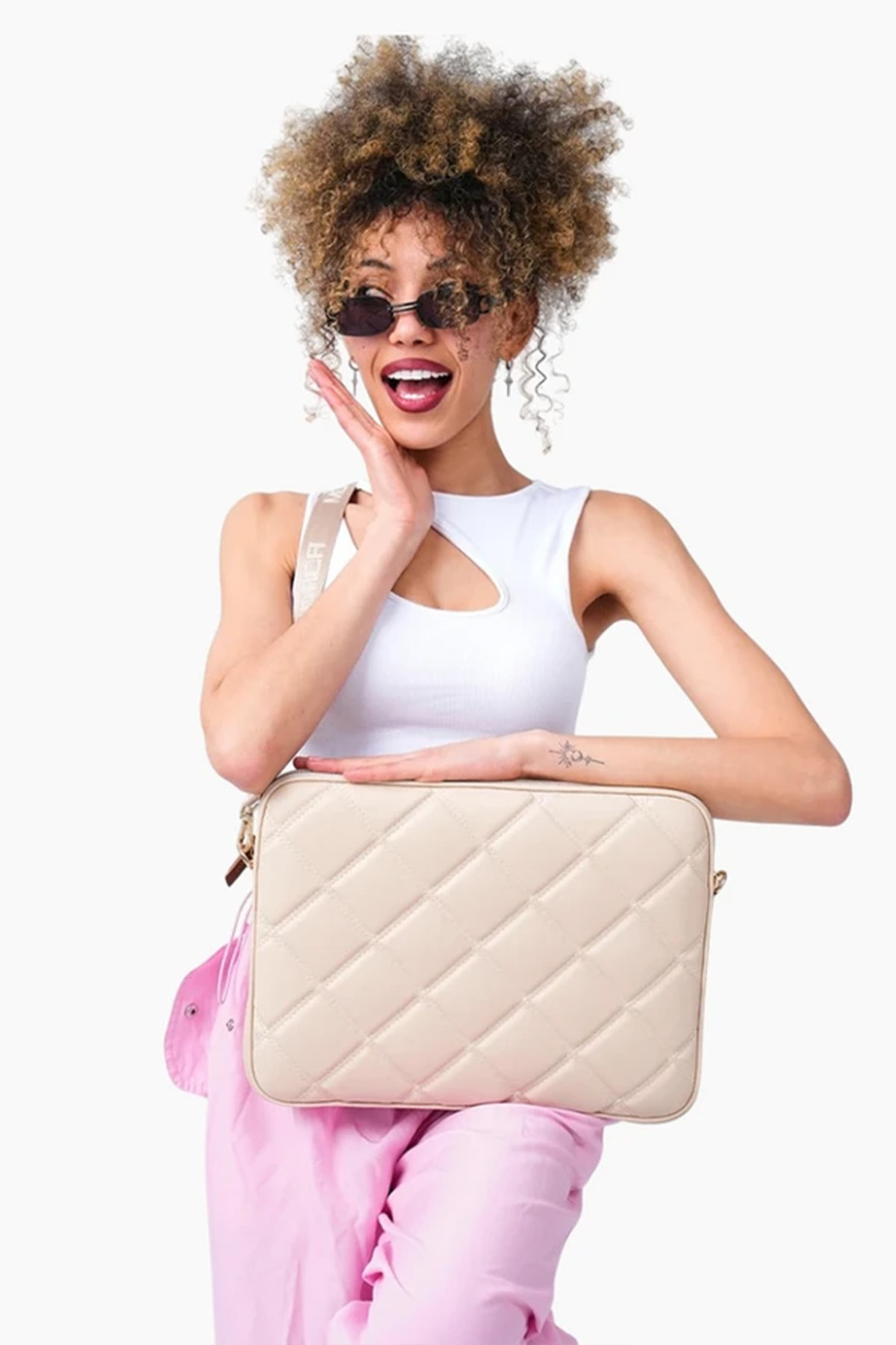 کیف نوت بوک با بند شانه قاب تبلت لپ تاپ 15 تا 15،9 اینچ چرم لحافی بژ